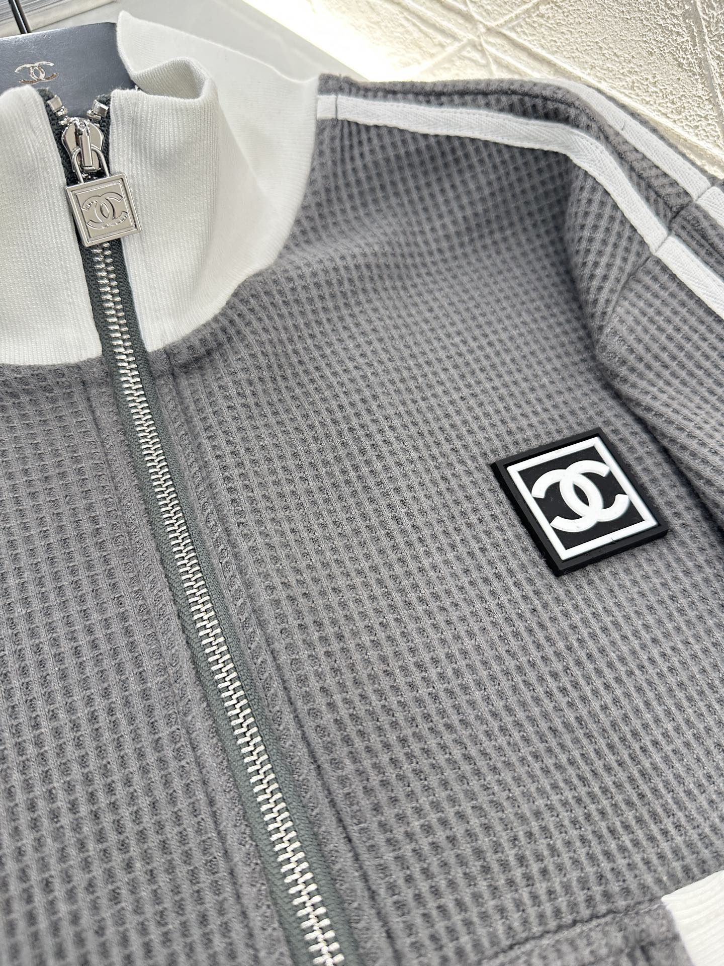 ♥Chane*♥2025新品上架 撞色夹克外套长裤套装定制YB进口材质，质感细腻，垂顺舒适，立领夹克外套