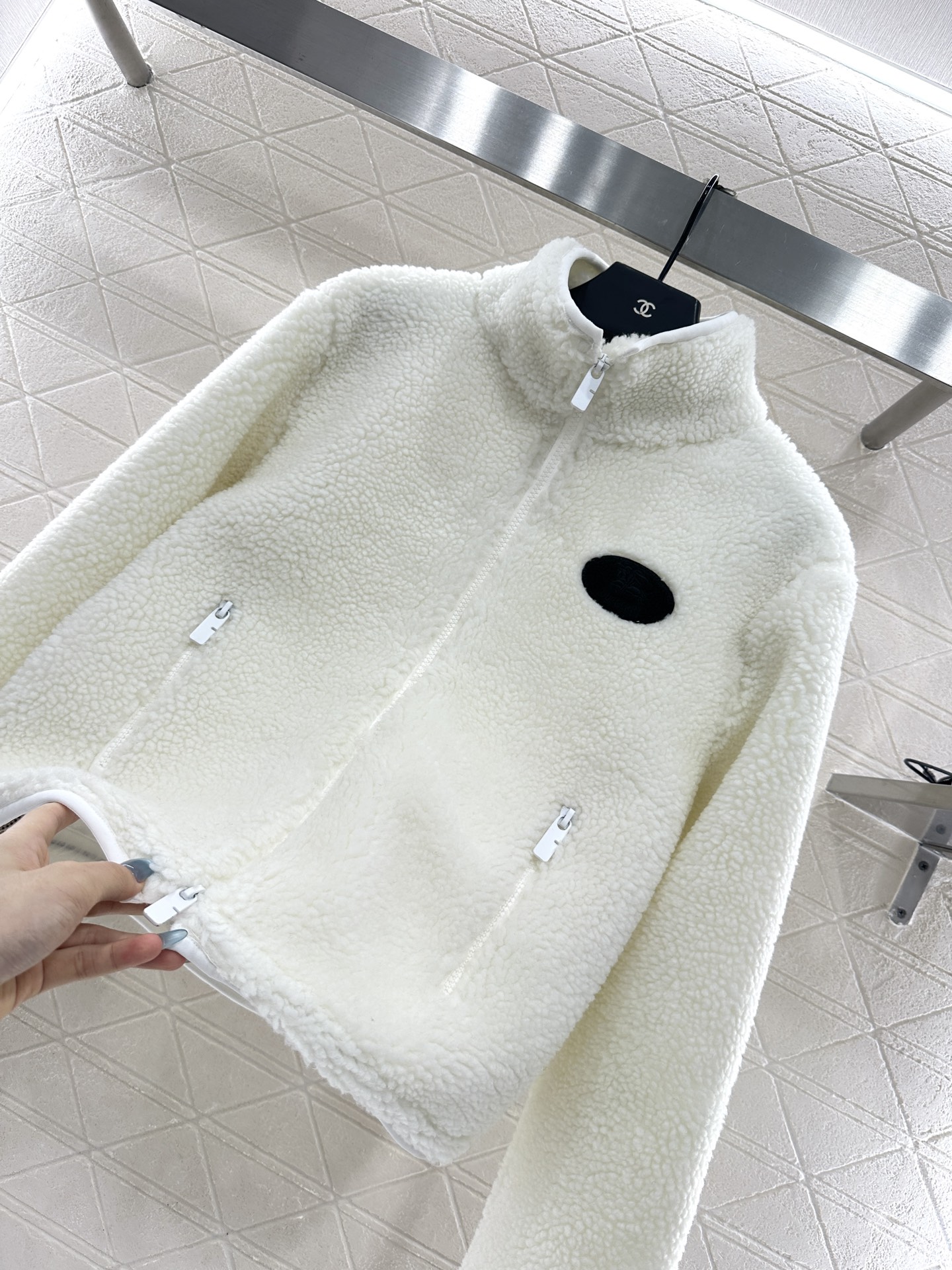 ♥BBR♥2025新品上架 泰迪毛绒拉链外套通体饰以泰迪毛绒材质，质感柔软舒适，时髦洋气，立领外套剪裁，