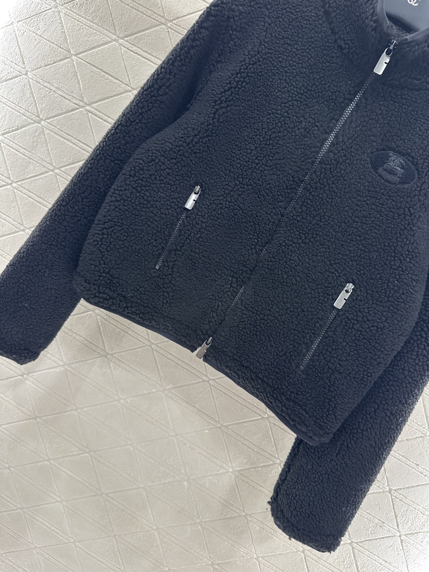 ♥BBR♥2025新品上架 泰迪毛绒拉链外套通体饰以泰迪毛绒材质，质感柔软舒适，时髦洋气，立领外套剪裁，