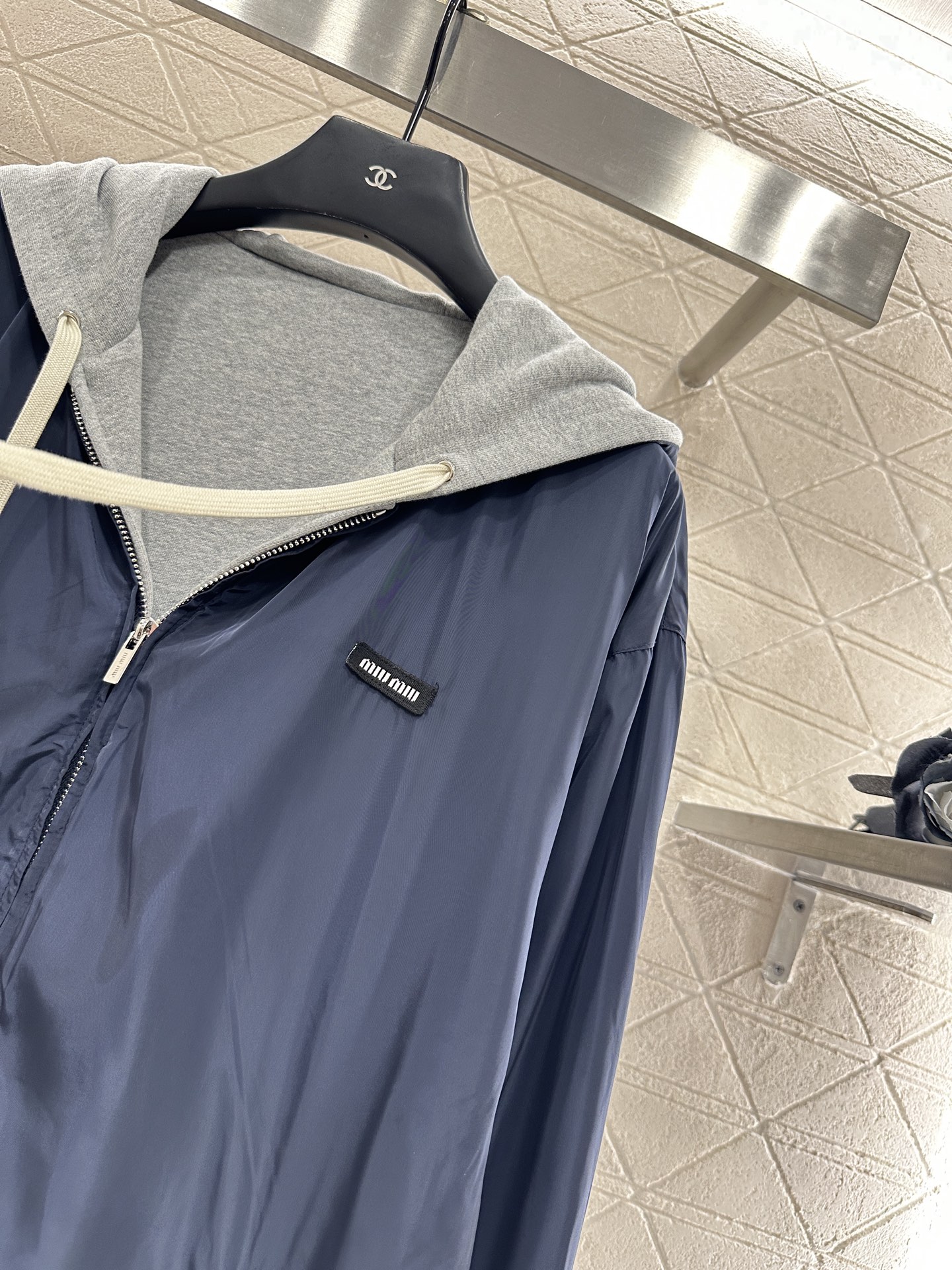 ♥Miumi*♥2025新品上架 两面穿连帽外套定制YB斜纹全棉➕环保再生尼龙材质，舒适透气，挺括有型。