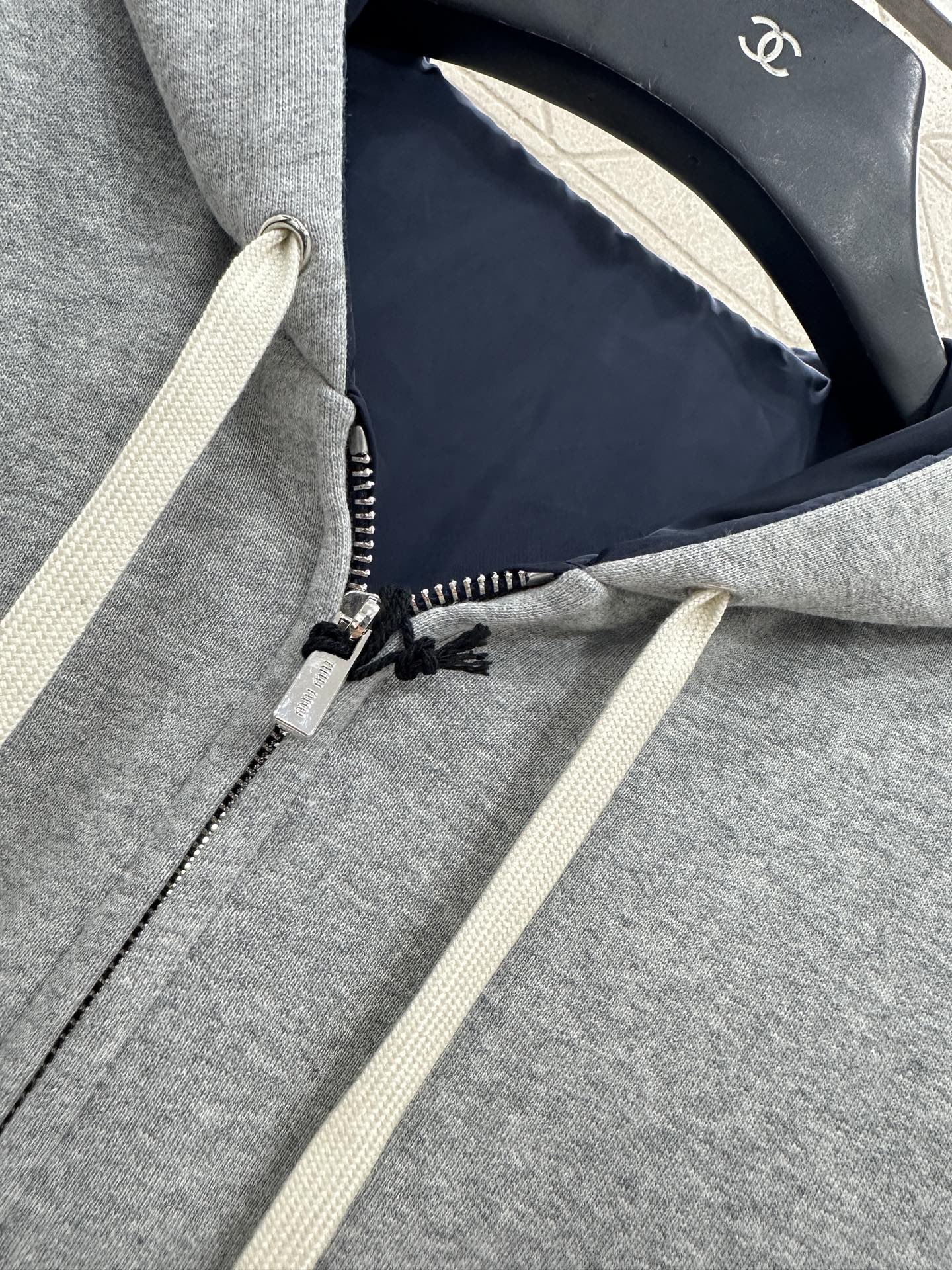 ♥Miumi*♥2025新品上架 两面穿连帽外套定制YB斜纹全棉➕环保再生尼龙材质，舒适透气，挺括有型。