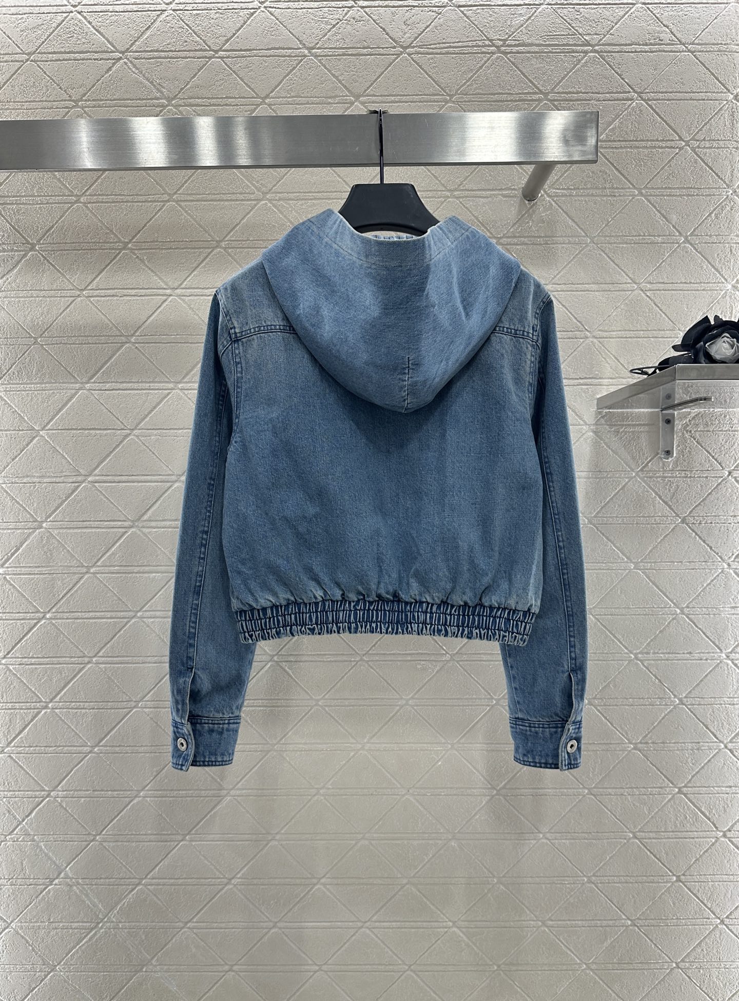 ♥Miumi*♥2025新品上架 连帽格纹牛仔外套定制YB斜纹棉牛仔材质，多重酵素水洗工艺，呈现做旧复古