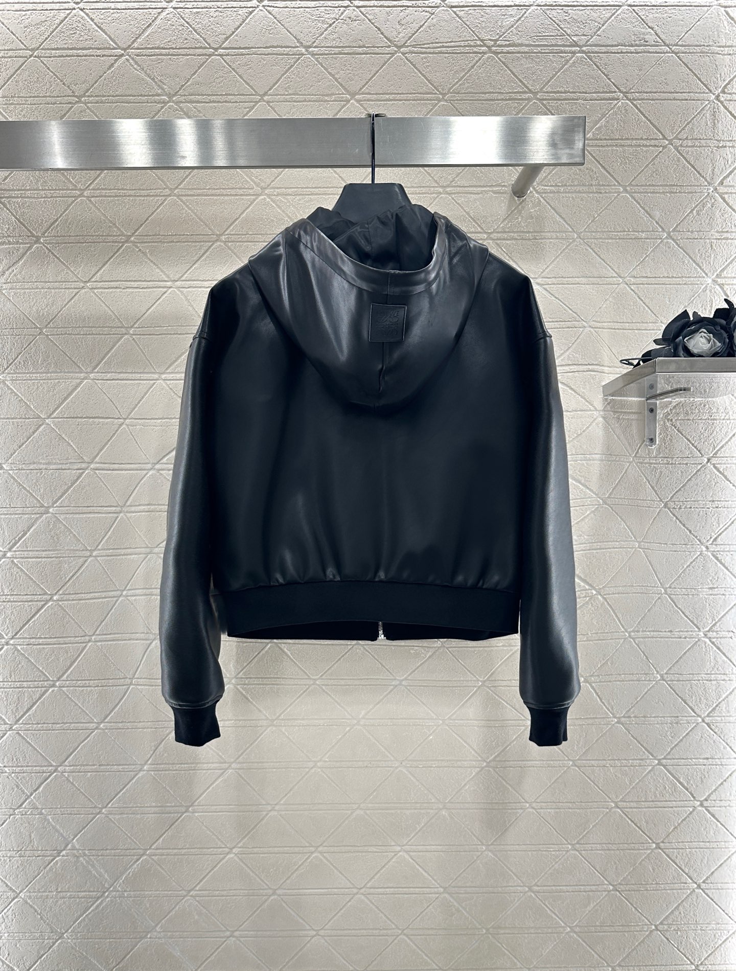 ♥Loew*♥2025新品上架 皮革连帽外套长裤套装定制YB进口皮革材质，光泽亮面，舒适柔软，连帽抽绳拉