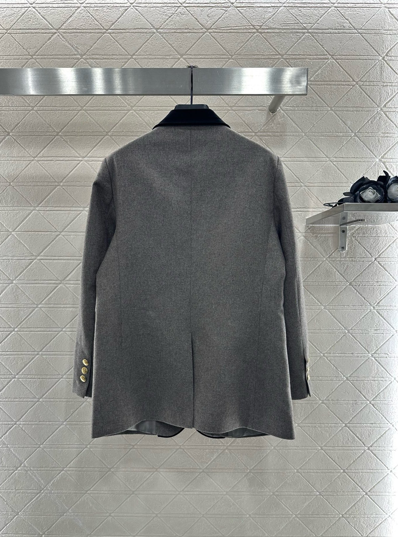 ♥Celin*♥2025新品上架 拼接丝绒领西装外套定制YB进口精仿羊毛材质，手感扎实，立挺御寒，呈现出