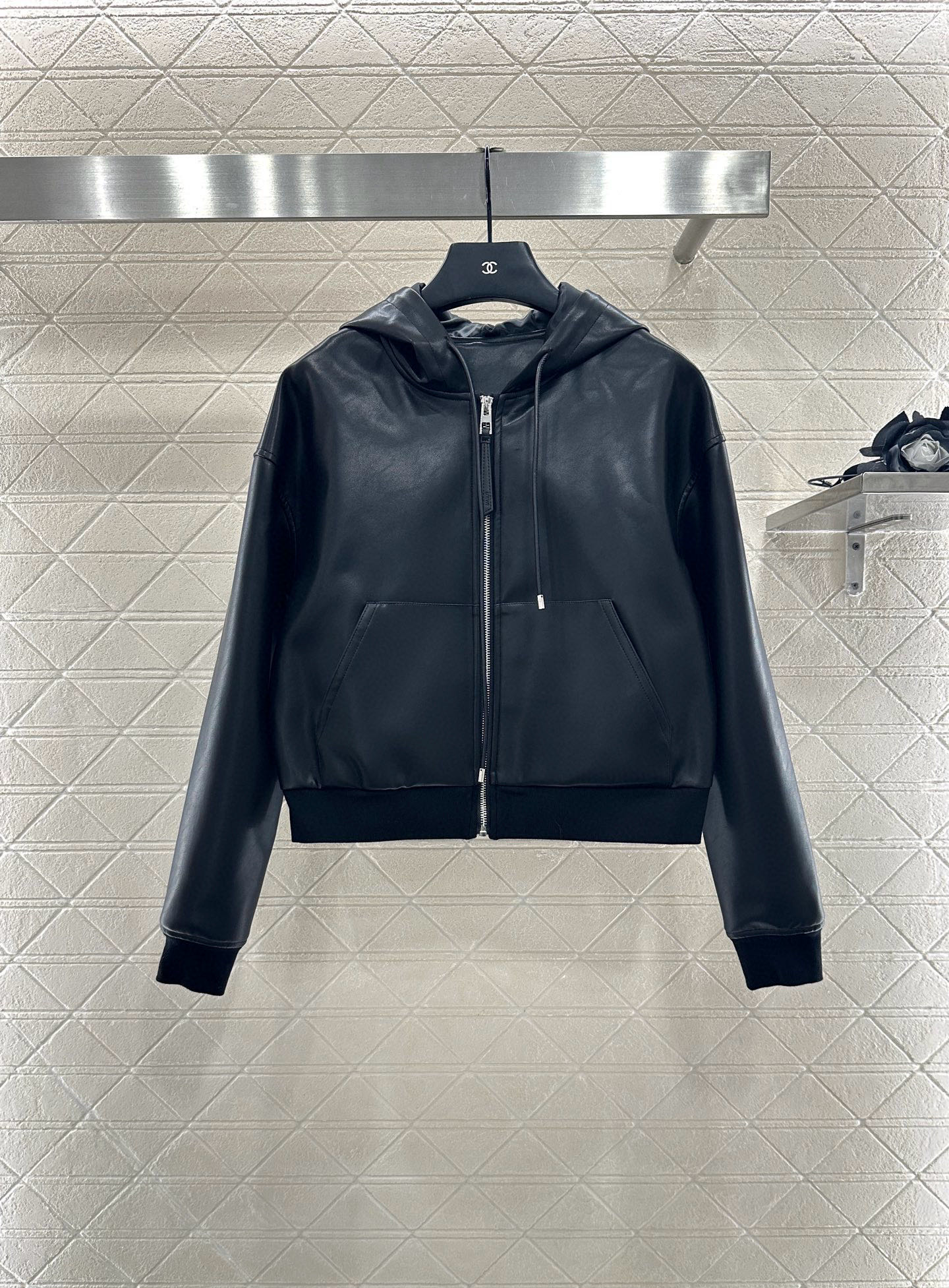 ♥Loew*♥2025新品上架 皮革连帽外套长裤套装定制YB进口皮革材质，光泽亮面，舒适柔软，连帽抽绳拉