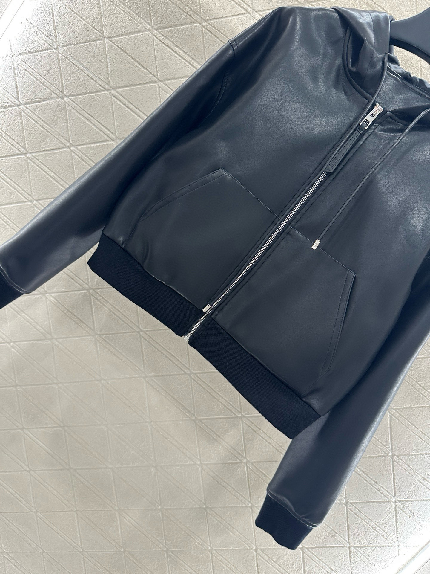 ♥Loew*♥2025新品上架 皮革连帽外套长裤套装定制YB进口皮革材质，光泽亮面，舒适柔软，连帽抽绳拉