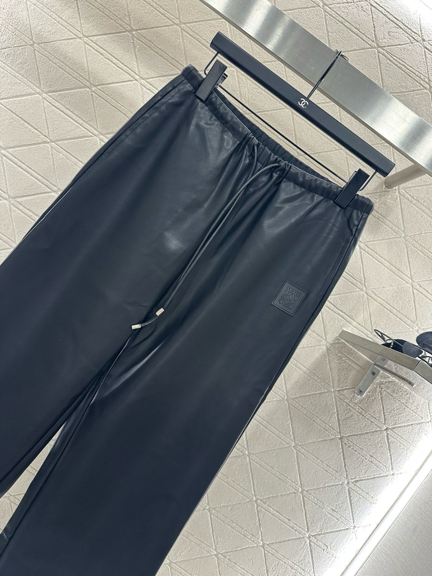 ♥Loew*♥2025新品上架 皮革连帽外套长裤套装定制YB进口皮革材质，光泽亮面，舒适柔软，连帽抽绳拉