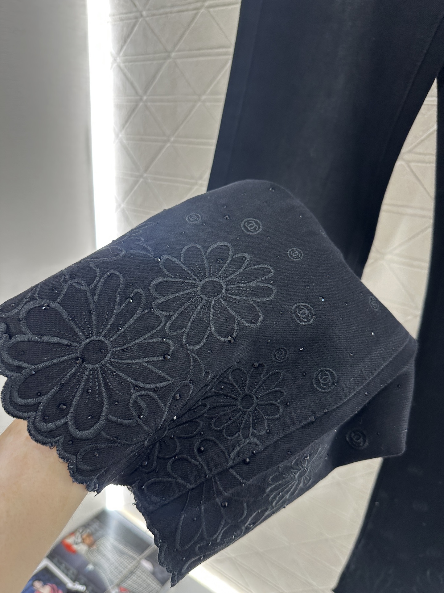 ♥Chane*♥2025新品上架 刺绣花朵牛仔微喇长裤定制YB斜纹棉牛仔材质，质感挺括，穿搭有型，弹力微