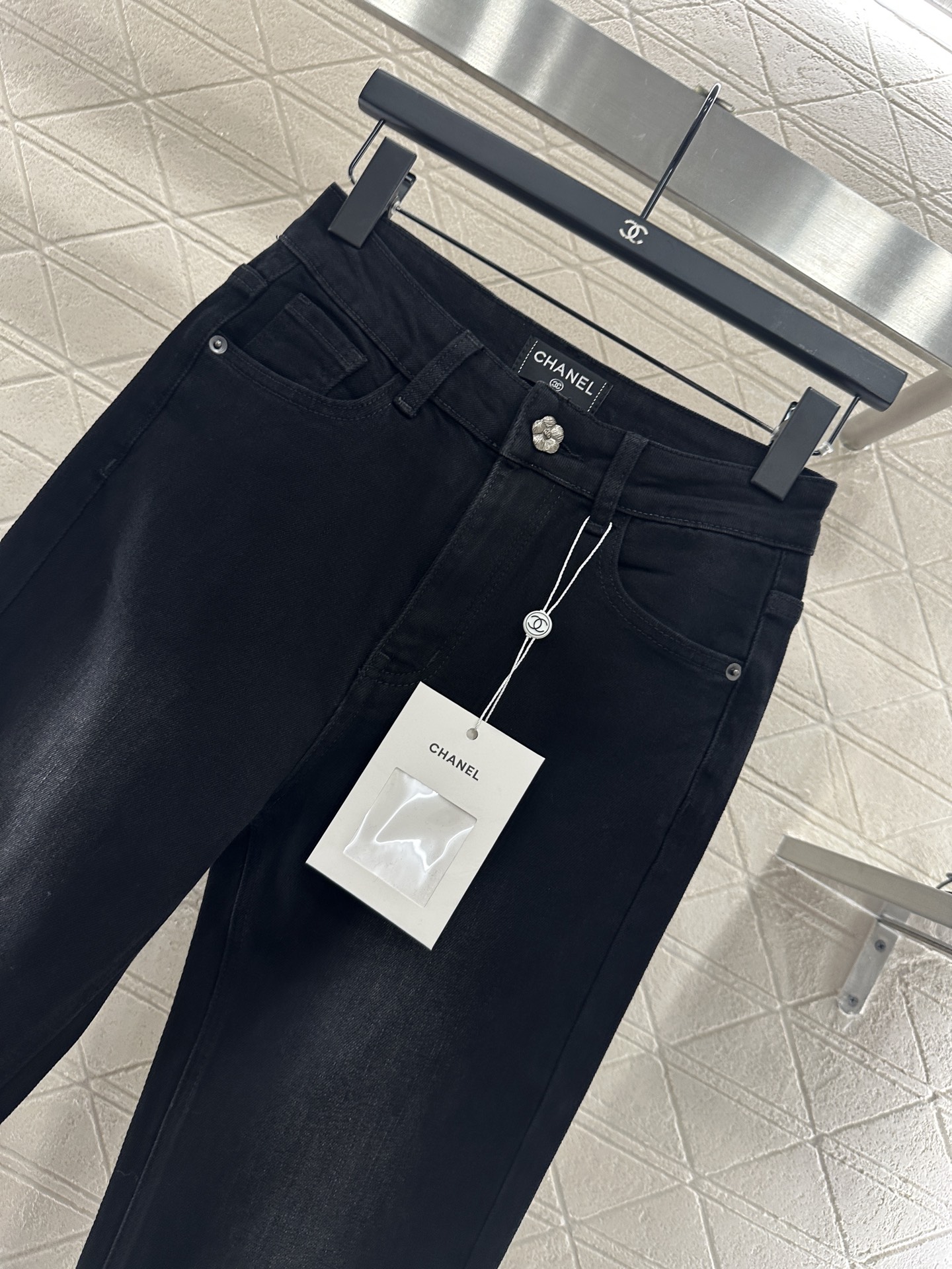 ♥Chane*♥2025新品上架 刺绣花朵牛仔微喇长裤定制YB斜纹棉牛仔材质，质感挺括，穿搭有型，弹力微