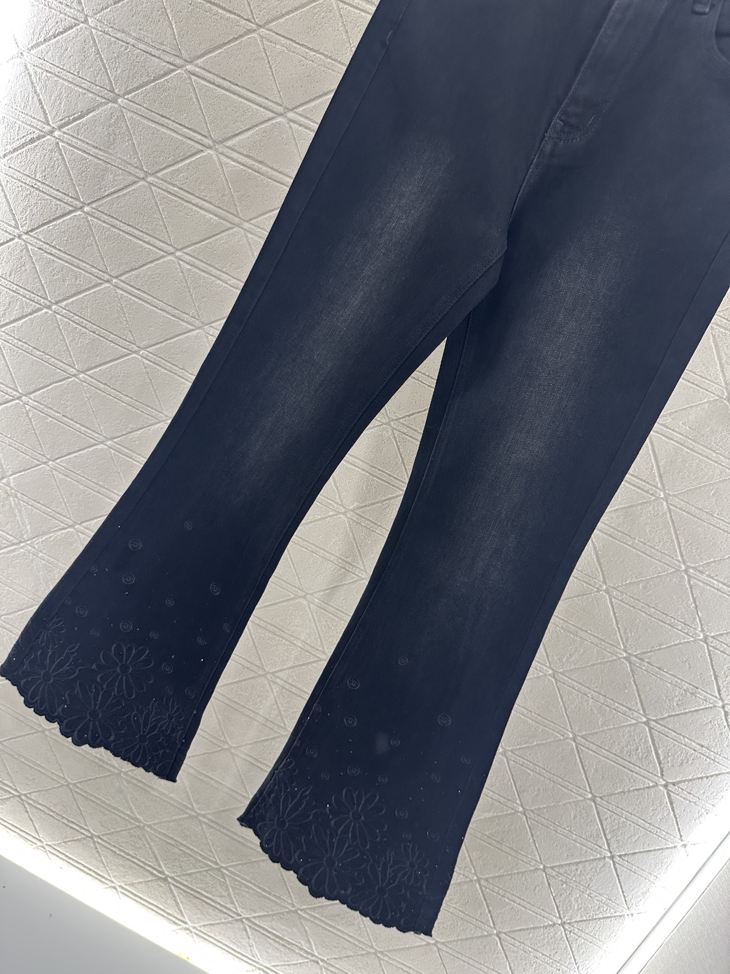 ♥Chane*♥2025新品上架 刺绣花朵牛仔微喇长裤定制YB斜纹棉牛仔材质，质感挺括，穿搭有型，弹力微