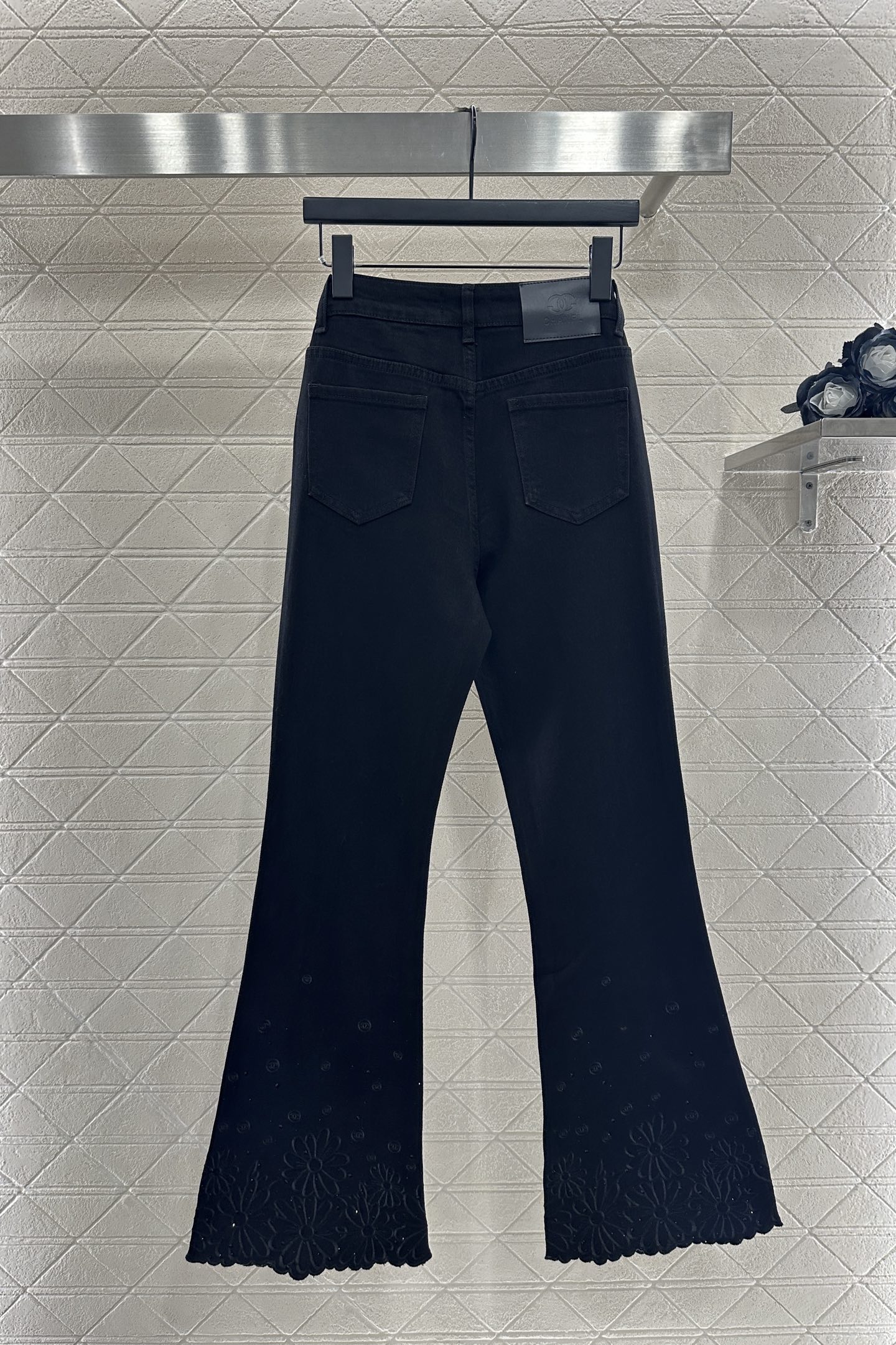 ♥Chane*♥2025新品上架 刺绣花朵牛仔微喇长裤定制YB斜纹棉牛仔材质，质感挺括，穿搭有型，弹力微