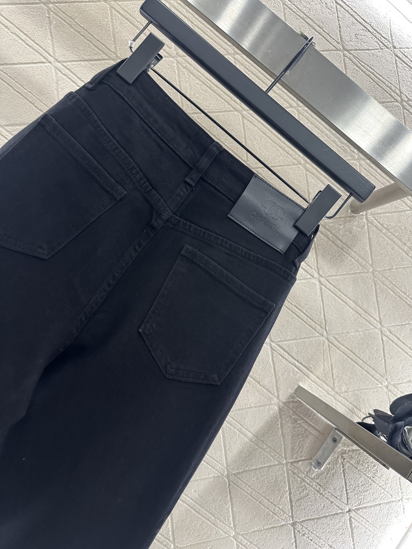 ♥Chane*♥2025新品上架 刺绣花朵牛仔微喇长裤定制YB斜纹棉牛仔材质，质感挺括，穿搭有型，弹力微