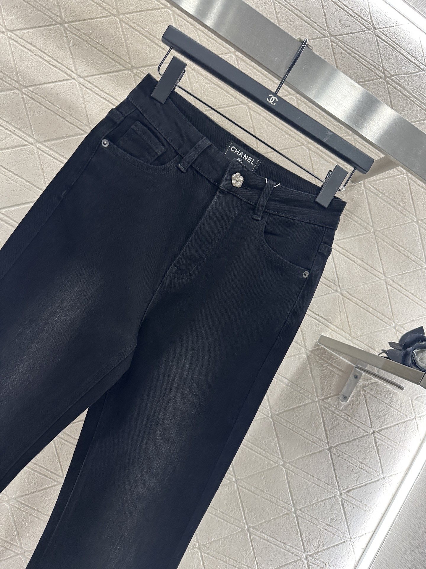 ♥Chane*♥2025新品上架 刺绣花朵牛仔微喇长裤定制YB斜纹棉牛仔材质，质感挺括，穿搭有型，弹力微