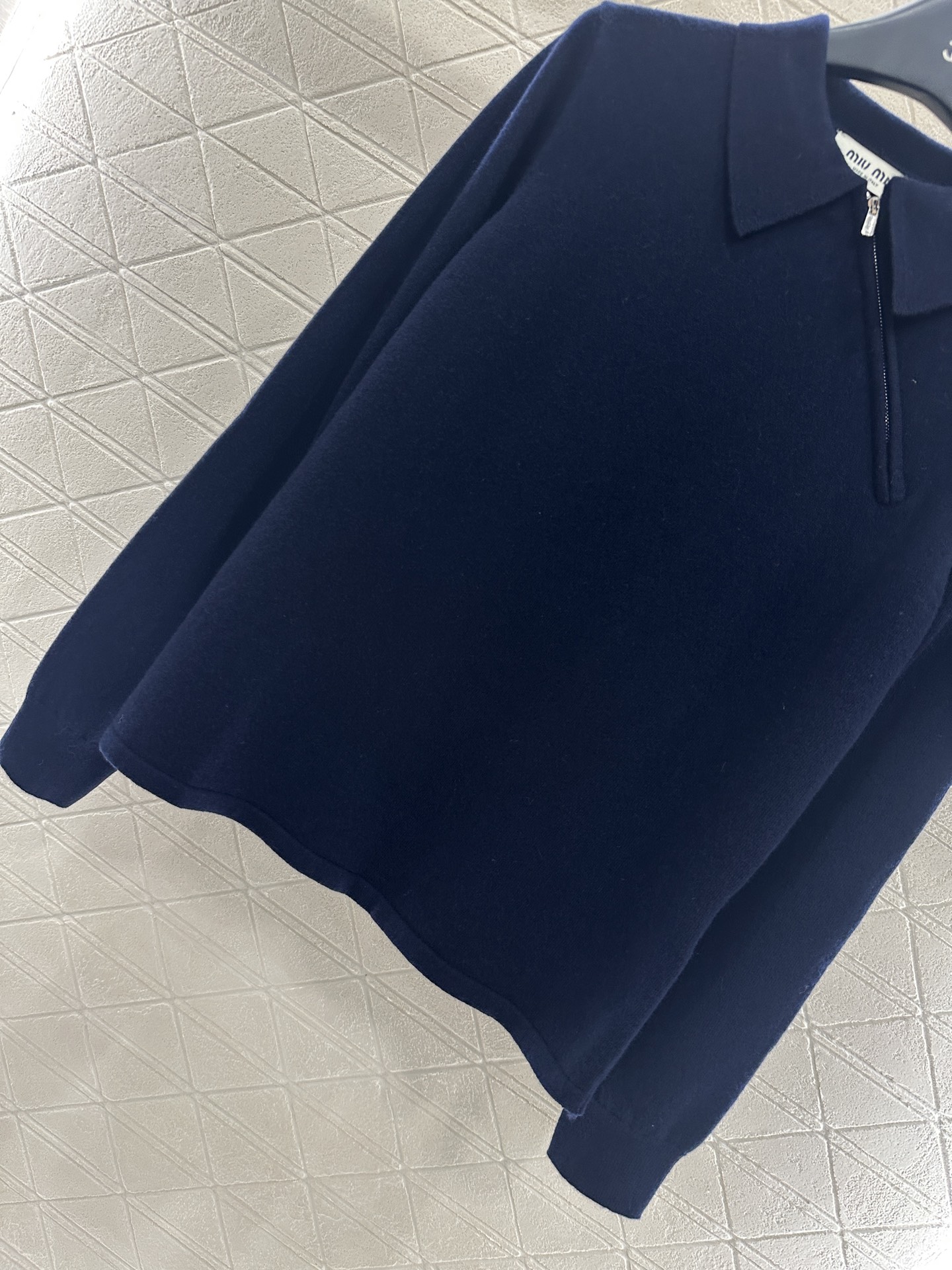 ♥Miumi*♥2025新品上架 翻领斜开襟针织长袖定制YB羊毛纱线织造，细腻柔软，弹力十足，精致翻领长