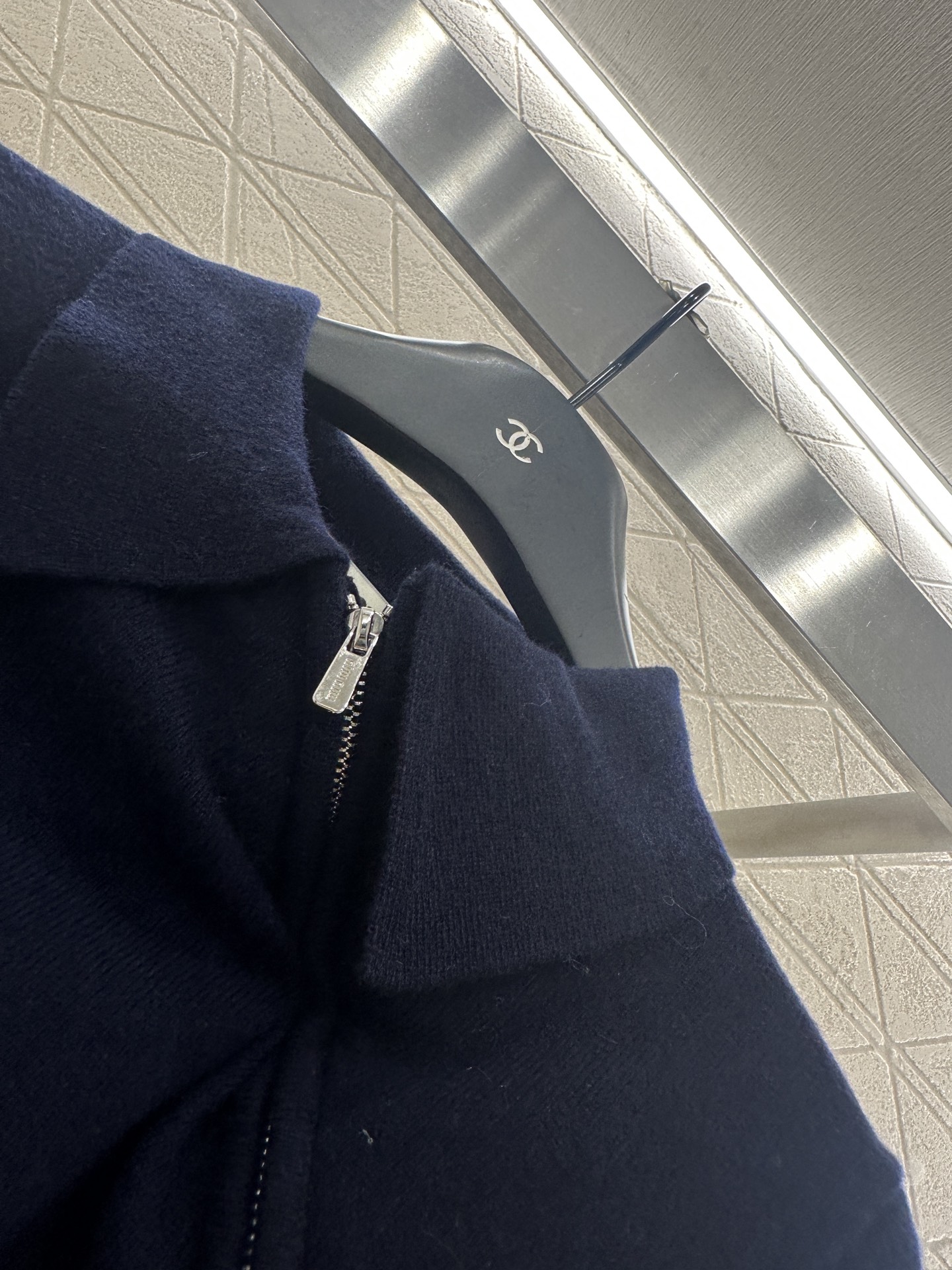 ♥Miumi*♥2025新品上架 翻领斜开襟针织长袖定制YB羊毛纱线织造，细腻柔软，弹力十足，精致翻领长