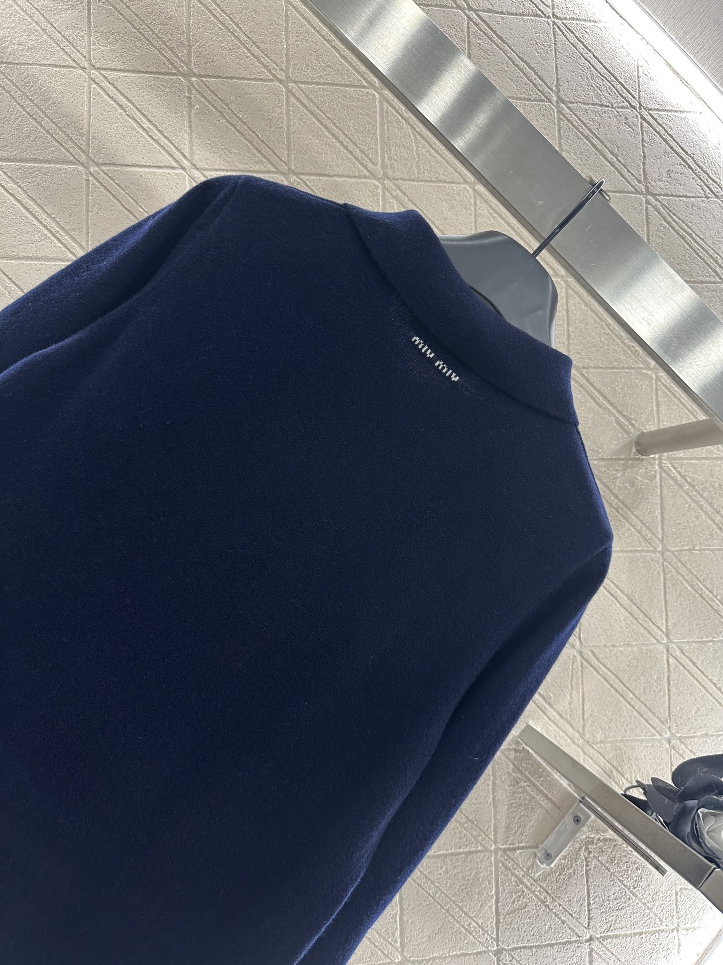 ♥Miumi*♥2025新品上架 翻领斜开襟针织长袖定制YB羊毛纱线织造，细腻柔软，弹力十足，精致翻领长