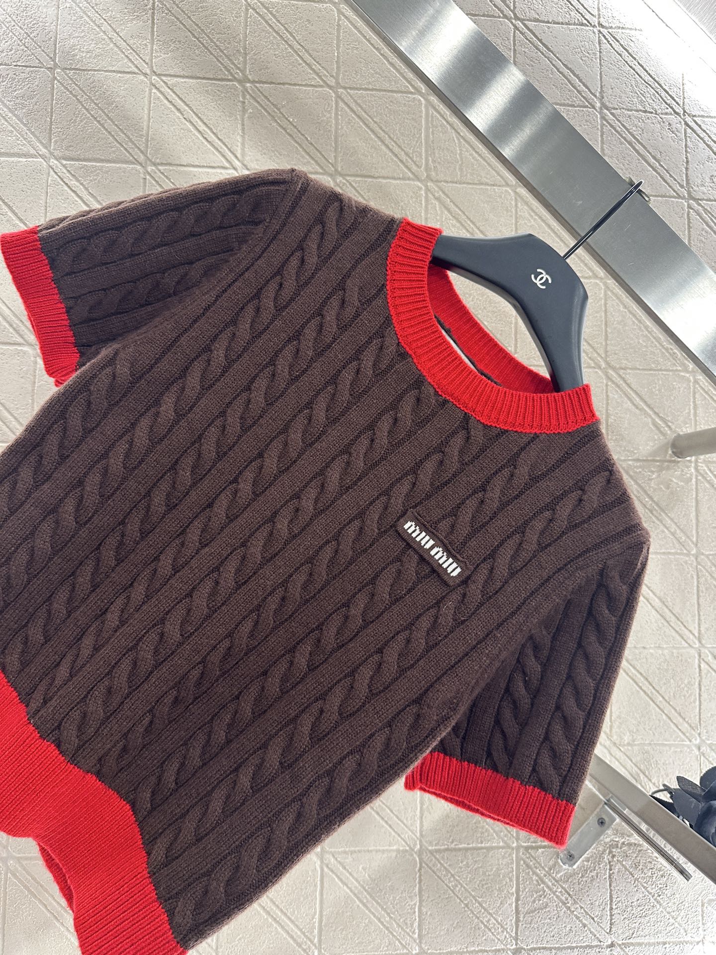 ♥Miumi*♥2025新品上架 撞色麻花字母针织短袖定制YB羊毛纱线织造，质感高级，舒适柔软，圆领针织