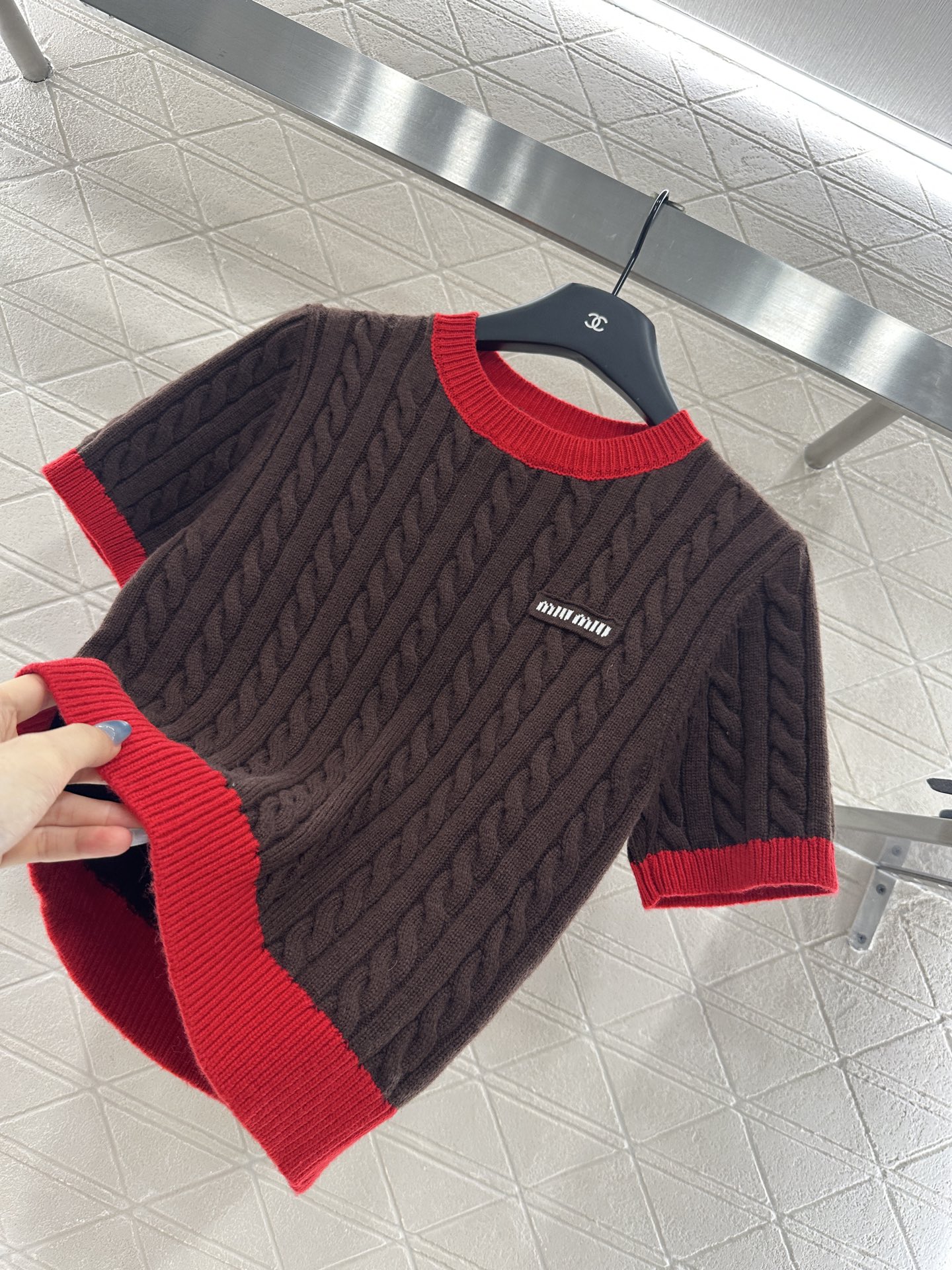 ♥Miumi*♥2025新品上架 撞色麻花字母针织短袖定制YB羊毛纱线织造，质感高级，舒适柔软，圆领针织