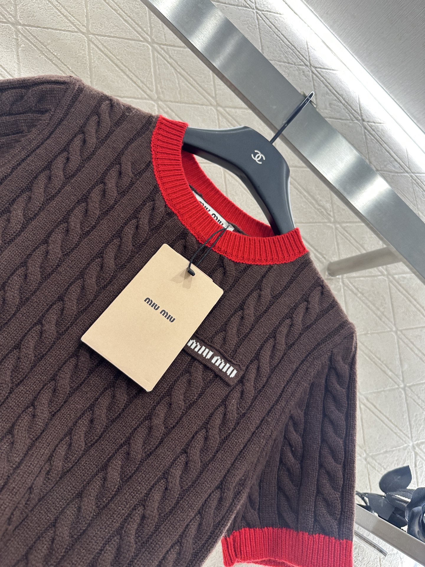 ♥Miumi*♥2025新品上架 撞色麻花字母针织短袖定制YB羊毛纱线织造，质感高级，舒适柔软，圆领针织