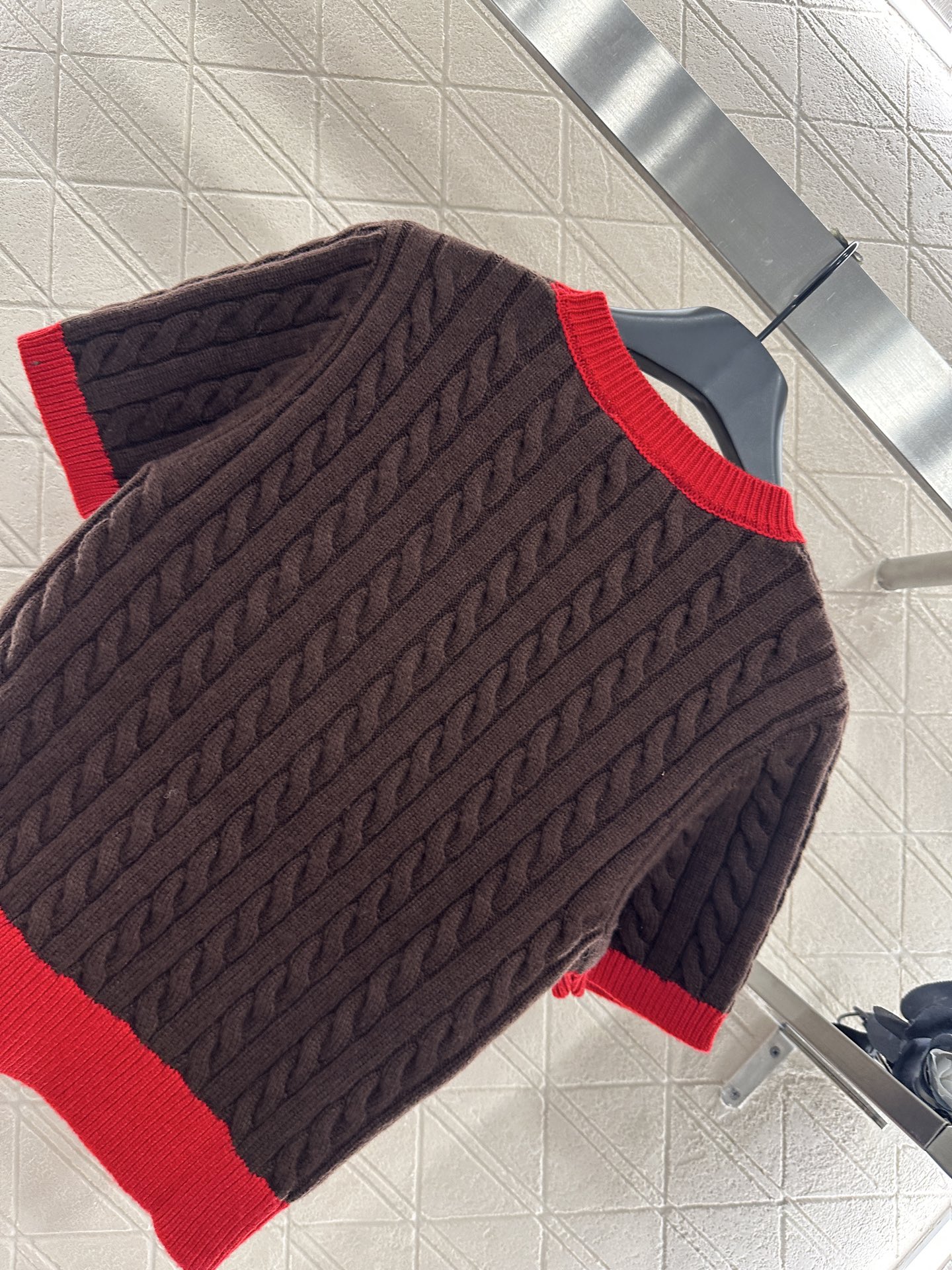 ♥Miumi*♥2025新品上架 撞色麻花字母针织短袖定制YB羊毛纱线织造，质感高级，舒适柔软，圆领针织