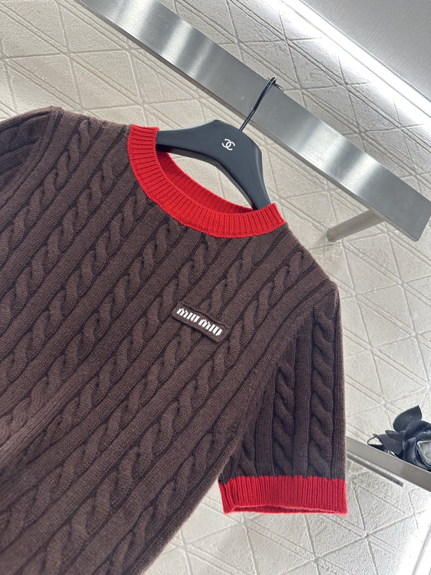 ♥Miumi*♥2025新品上架 撞色麻花字母针织短袖定制YB羊毛纱线织造，质感高级，舒适柔软，圆领针织