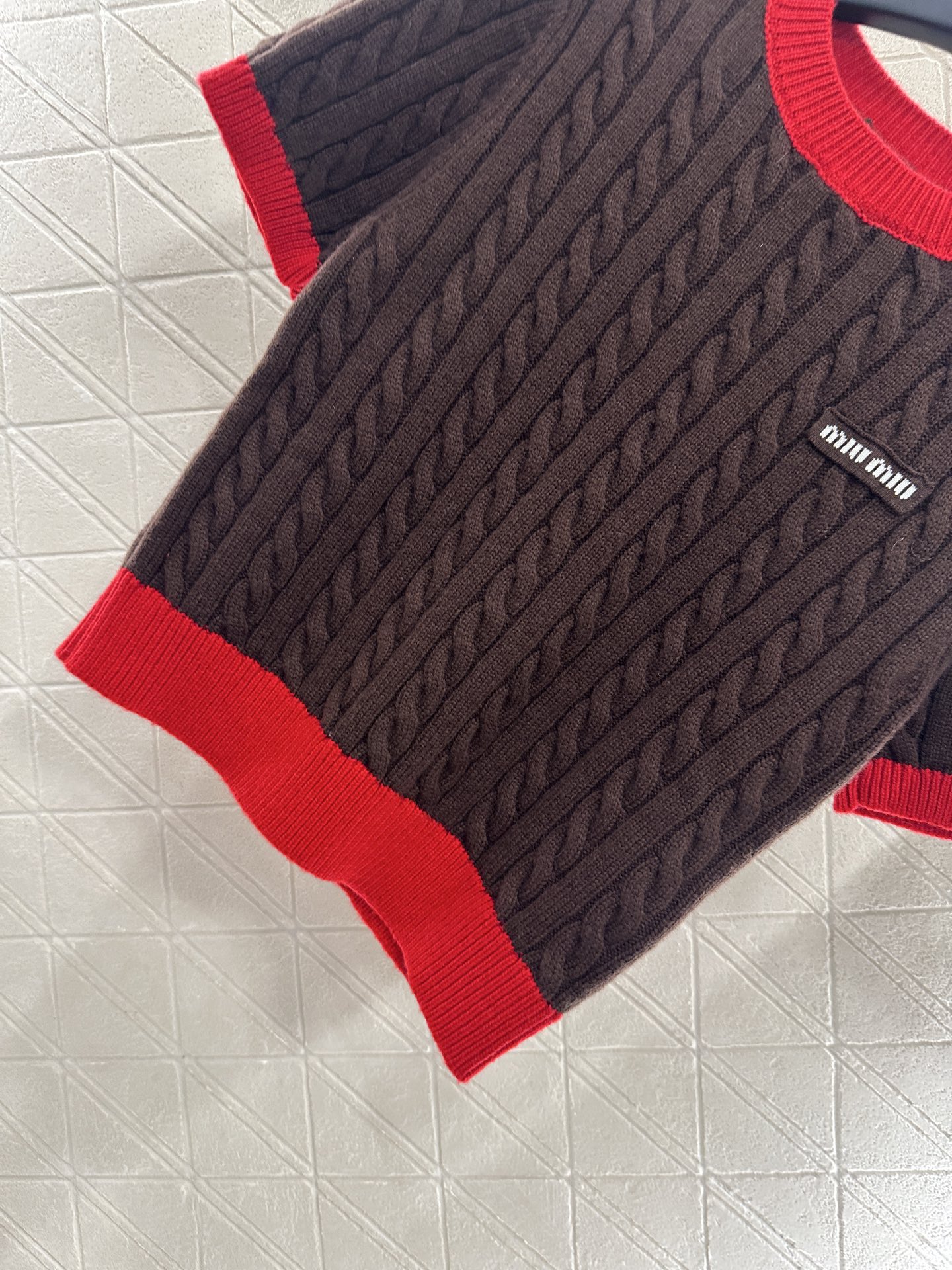 ♥Miumi*♥2025新品上架 撞色麻花字母针织短袖定制YB羊毛纱线织造，质感高级，舒适柔软，圆领针织