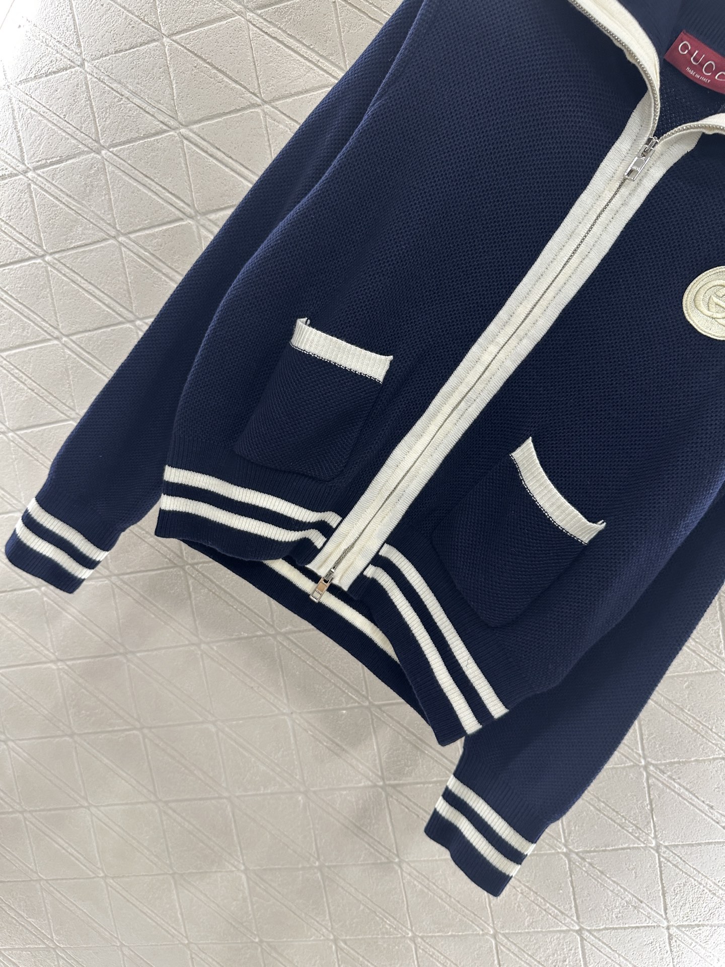 ♥Gucc*♥2025新品上架 拉链针织开衫定制YB羊毛纱线织造，质感光泽，柔软亲肤，常规翻领高领两穿拉