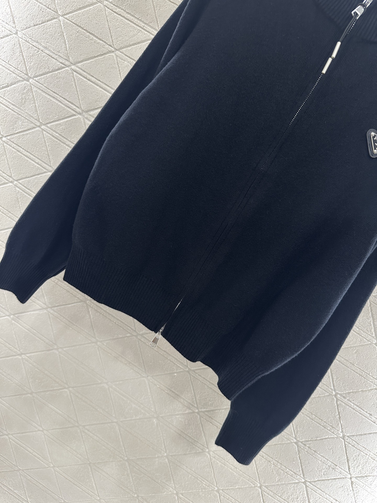 ♥Prad*♥2025新品上架 拉链针织外套定制YB羊绒羊毛纱线织造，质感高级，舒适柔软，拉链针织外套剪