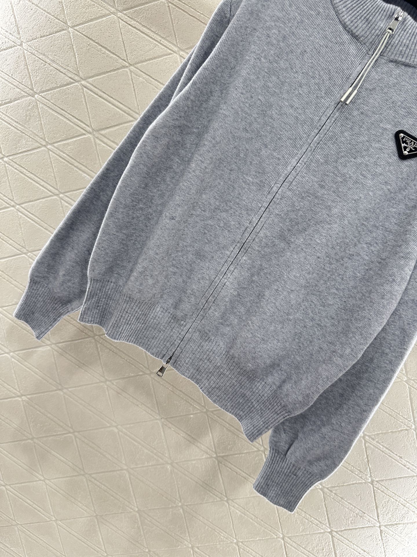 ♥Prad*♥2025新品上架 拉链针织外套定制YB羊绒羊毛纱线织造，质感高级，舒适柔软，拉链针织外套剪