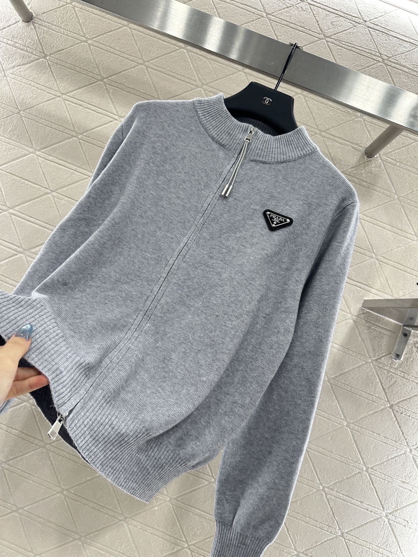 ♥Prad*♥2025新品上架 拉链针织外套定制YB羊绒羊毛纱线织造，质感高级，舒适柔软，拉链针织外套剪