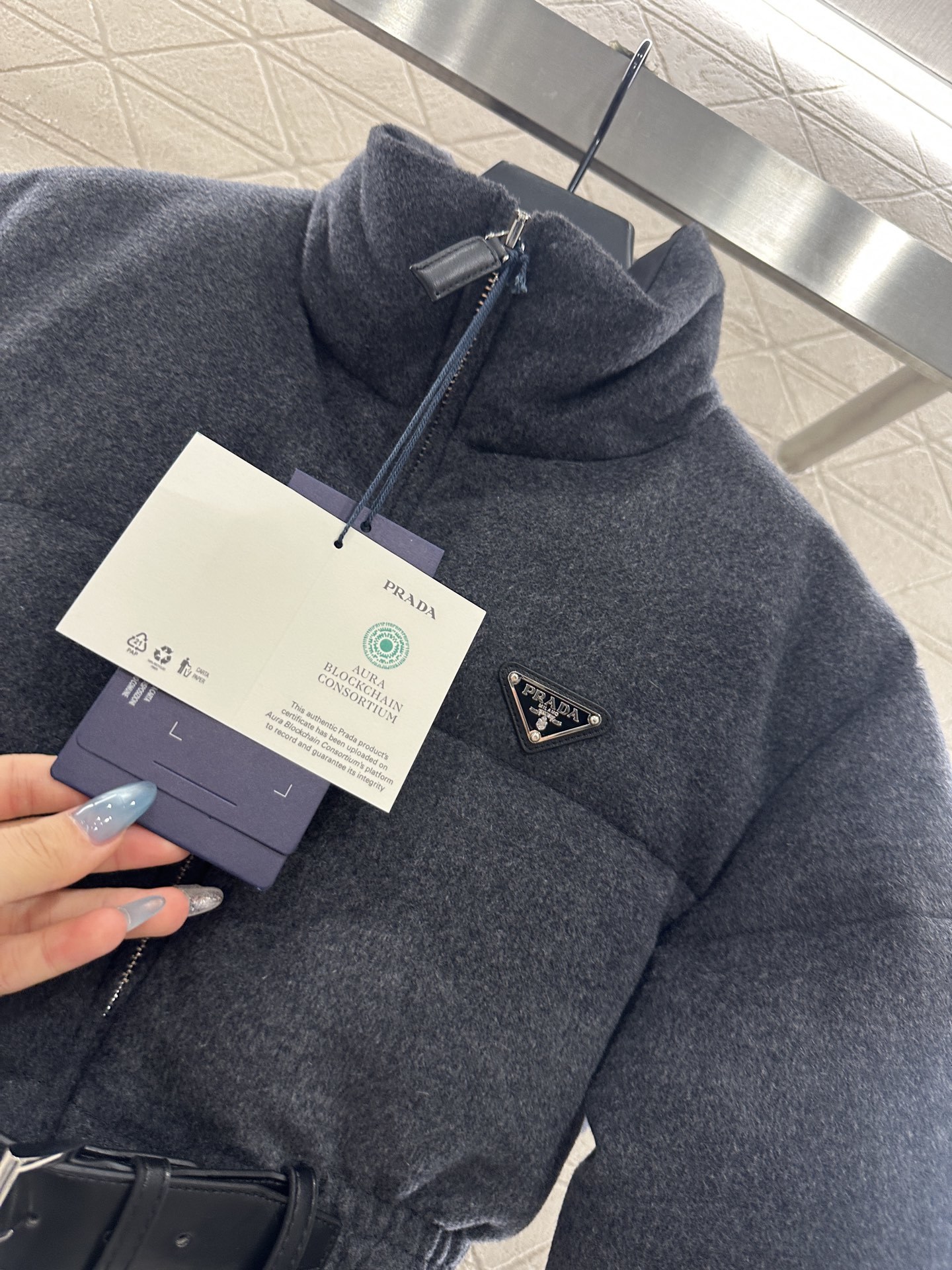 ♥Prad*♥2025新品上架 立领腰带羽绒外套定制YB全羊毛材质,白鹅绒填充内里,整件轻盈保暖,立领翻