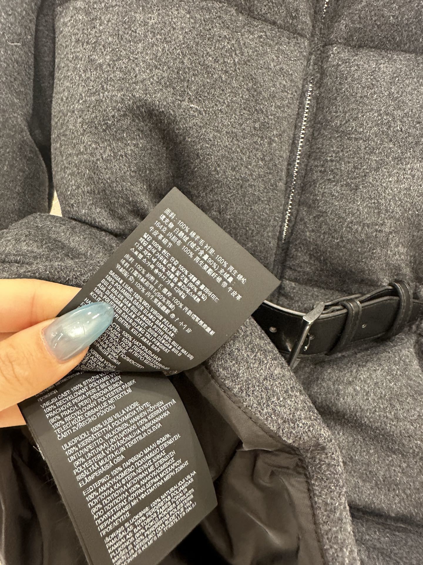 ♥Prad*♥2025新品上架 立领腰带羽绒外套定制YB全羊毛材质,白鹅绒填充内里,整件轻盈保暖,立领翻