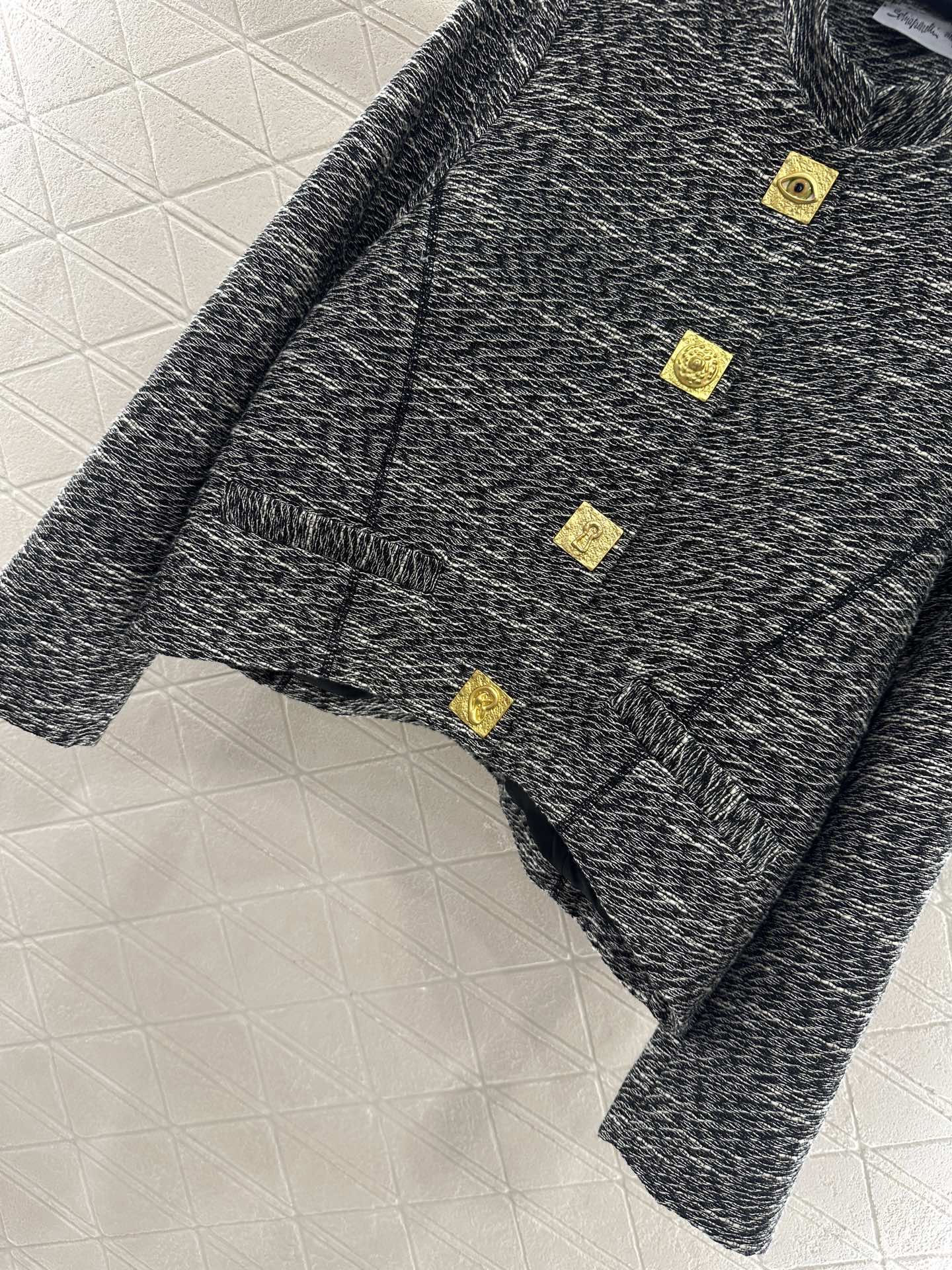 ♥Sch*♥2025新品上架 正肩翻领外套定制YB精仿羊毛材质，质感品相绝佳，常规立领毛呢外套，经久不衰