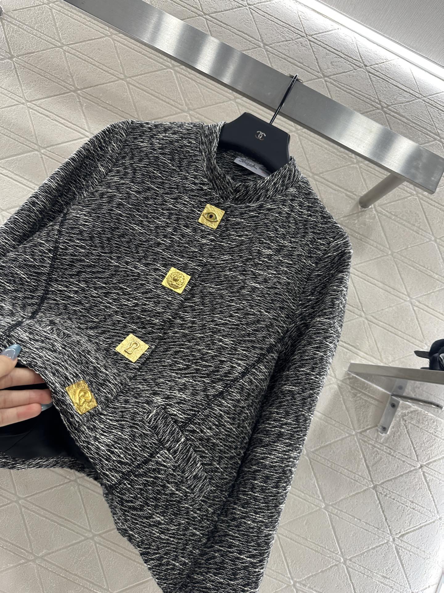 ♥Sch*♥2025新品上架 正肩翻领外套定制YB精仿羊毛材质，质感品相绝佳，常规立领毛呢外套，经久不衰