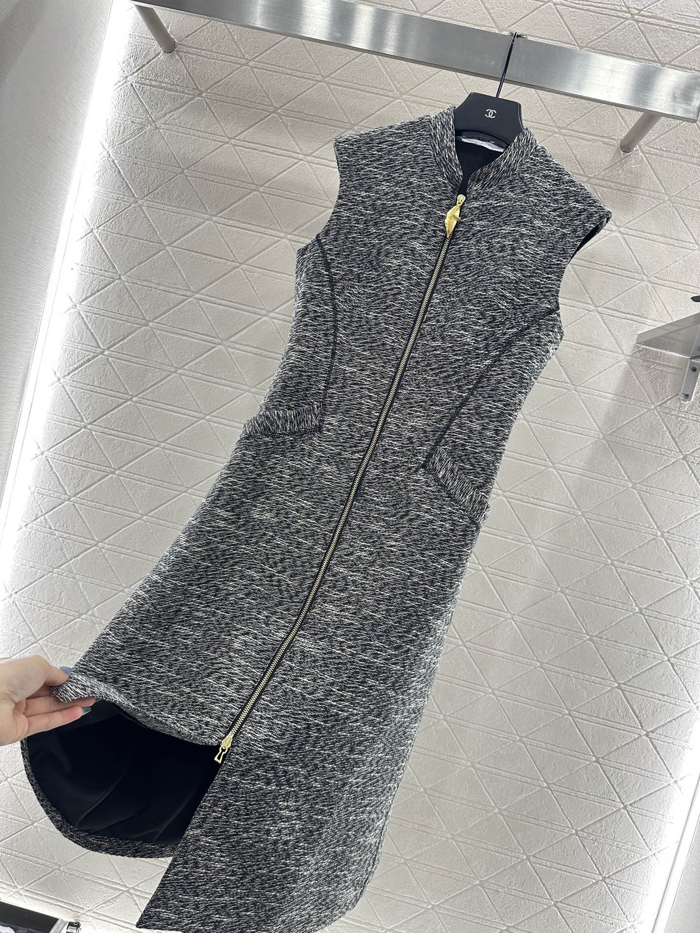 ♥Sch*♥2025新品上架 无袖立领长款拉链连衣裙定制YB精仿羊毛材质，质感品相绝佳，长款无袖拉链连衣