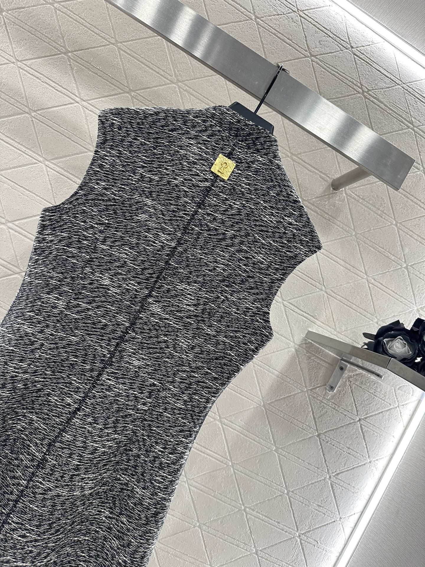 ♥Sch*♥2025新品上架 无袖立领长款拉链连衣裙定制YB精仿羊毛材质，质感品相绝佳，长款无袖拉链连衣