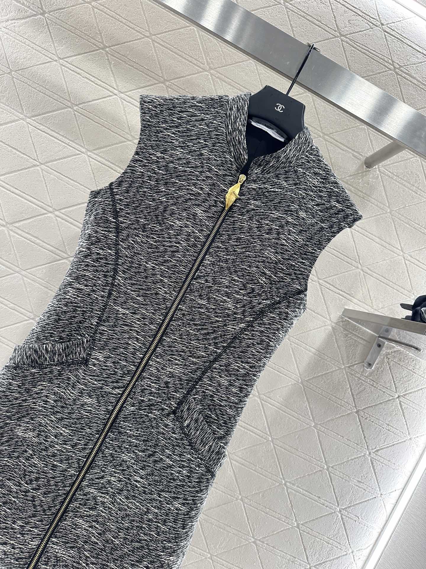 ♥Sch*♥2025新品上架 无袖立领长款拉链连衣裙定制YB精仿羊毛材质，质感品相绝佳，长款无袖拉链连衣