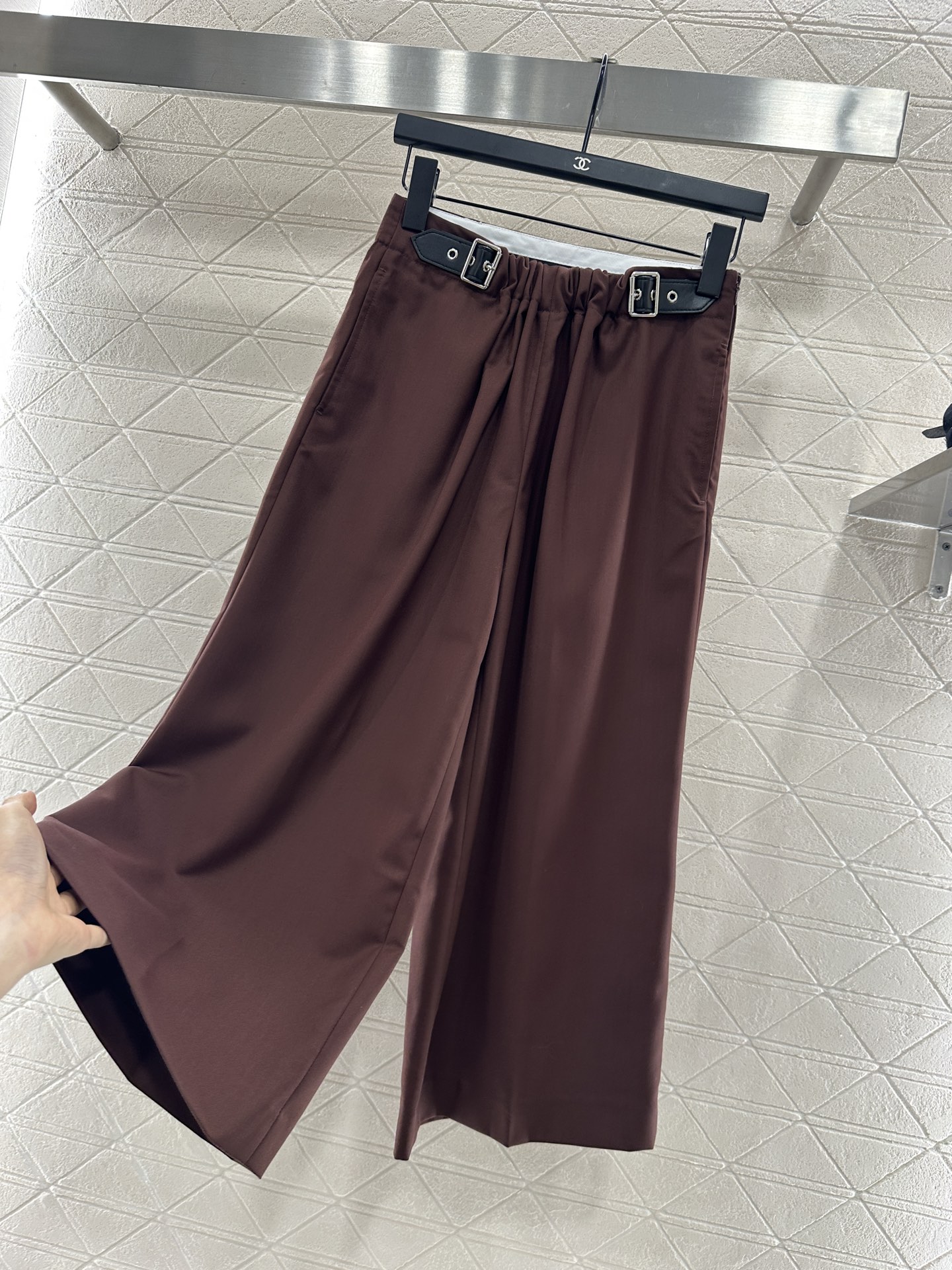 ♥Loew*♥2025新品上架 皮扣褶皱长裤定制YB进口材质，质感光泽，垂顺有型，褶皱长裤剪裁，腰间褶皱