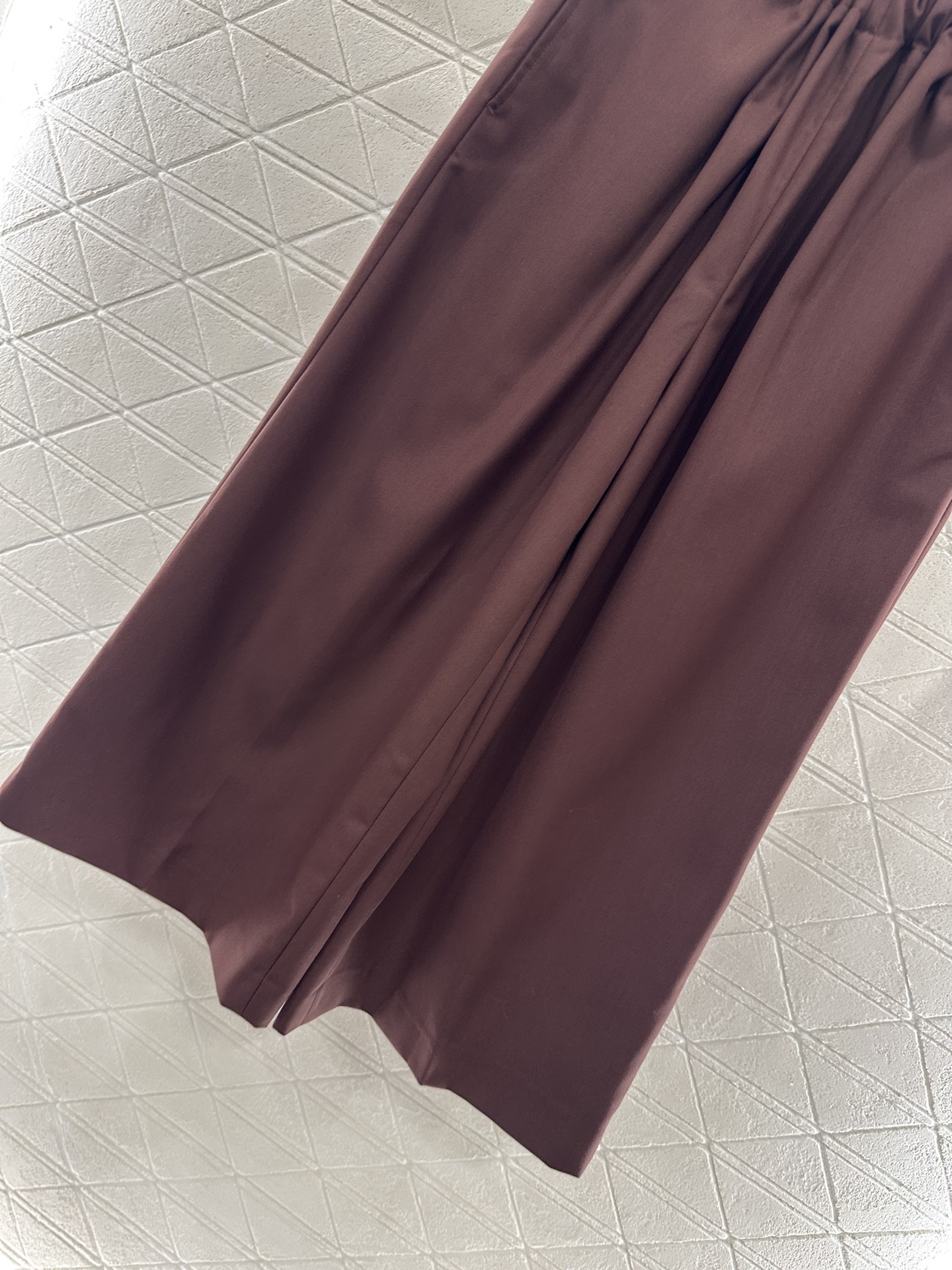 ♥Loew*♥2025新品上架 皮扣褶皱长裤定制YB进口材质，质感光泽，垂顺有型，褶皱长裤剪裁，腰间褶皱