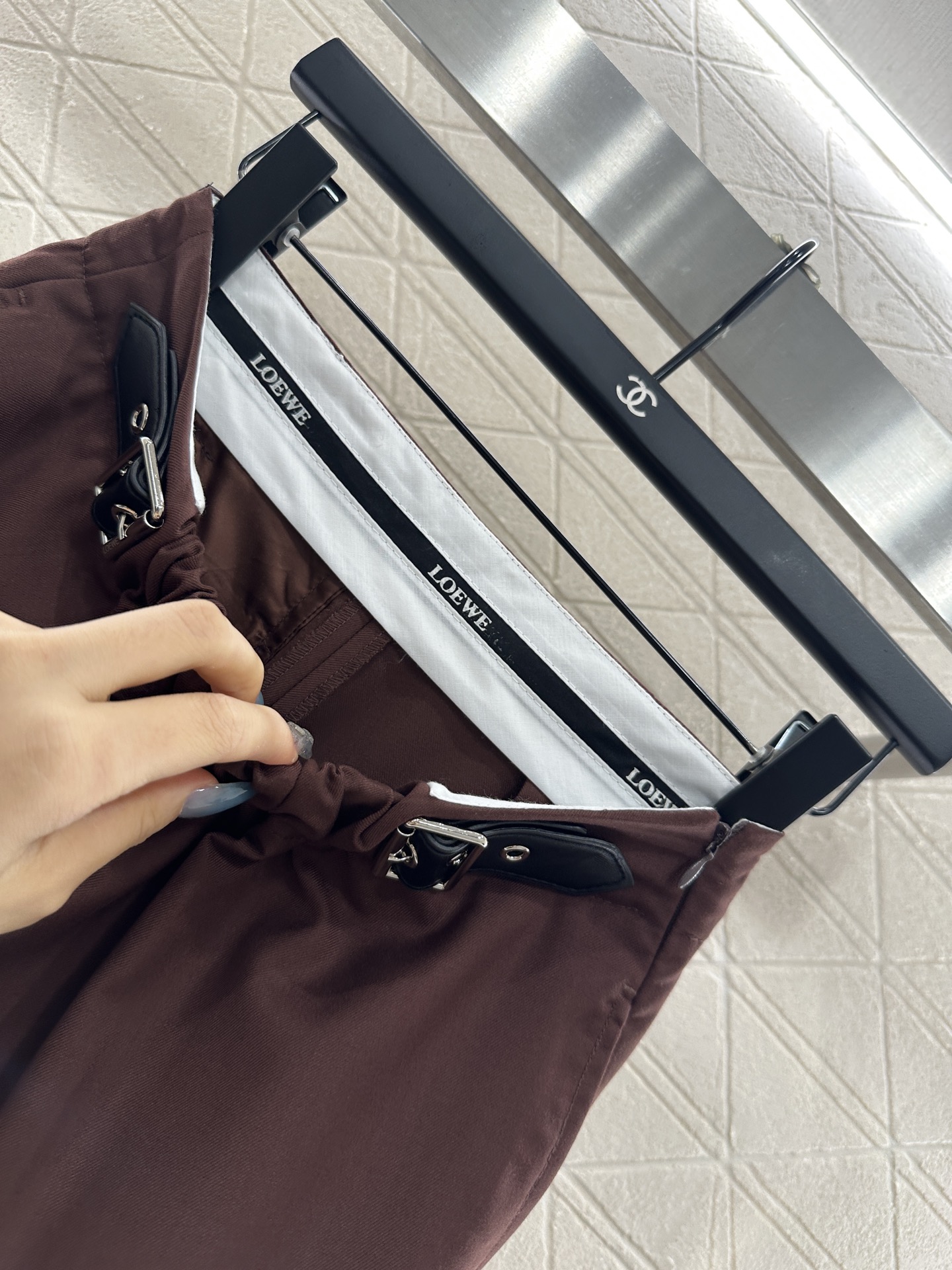 ♥Loew*♥2025新品上架 皮扣褶皱长裤定制YB进口材质，质感光泽，垂顺有型，褶皱长裤剪裁，腰间褶皱