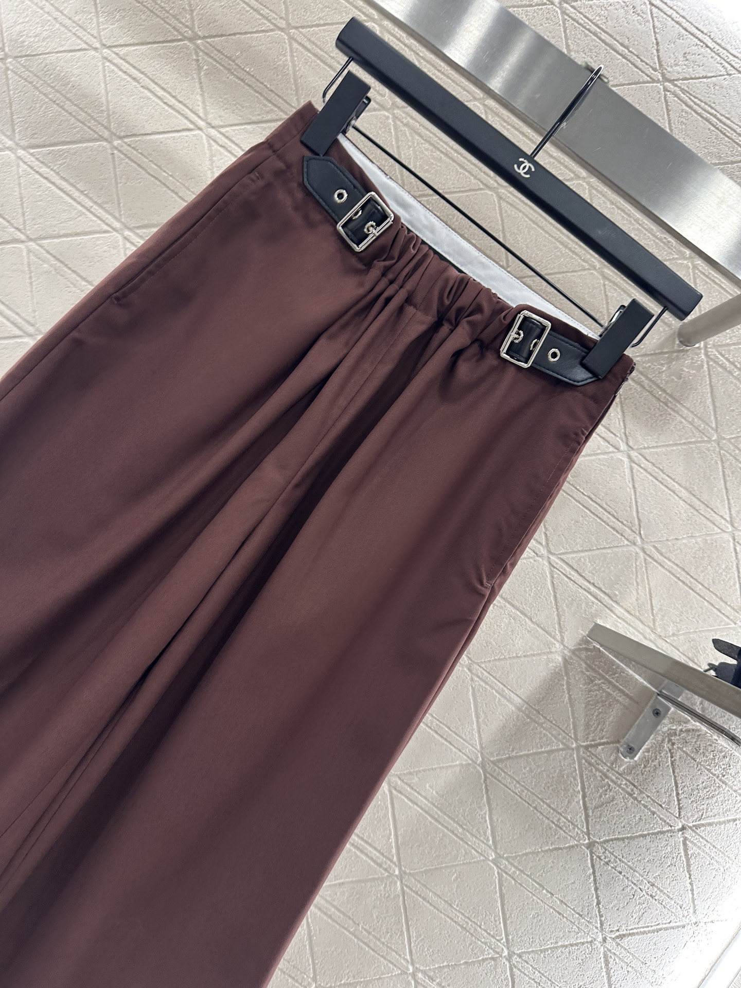 ♥Loew*♥2025新品上架 皮扣褶皱长裤定制YB进口材质，质感光泽，垂顺有型，褶皱长裤剪裁，腰间褶皱