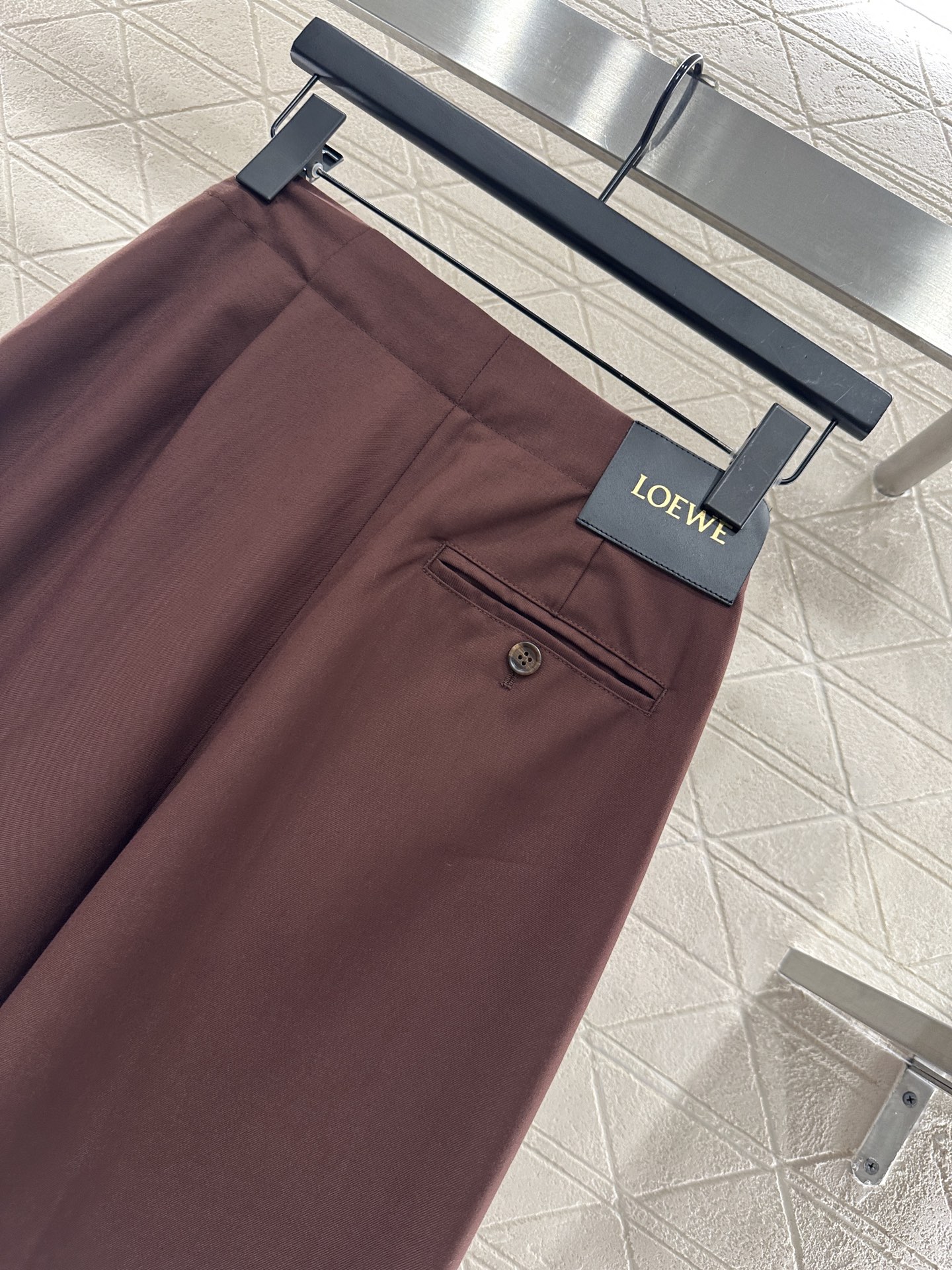 ♥Loew*♥2025新品上架 皮扣褶皱长裤定制YB进口材质，质感光泽，垂顺有型，褶皱长裤剪裁，腰间褶皱