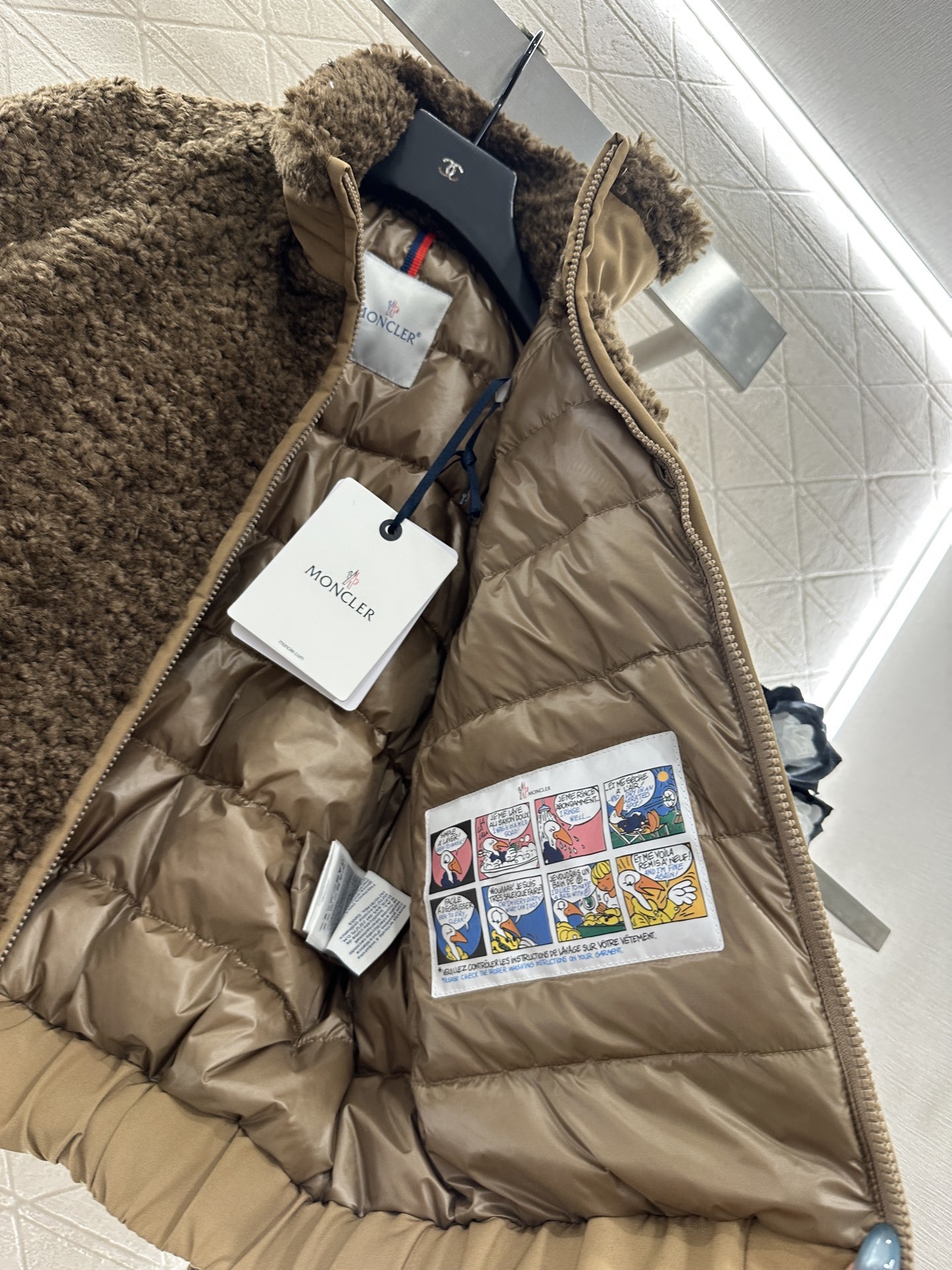 ♥Moncle♥2025新品上架 泰迪毛绒拉链羽绒外套肩袖胸口上层饰以泰迪毛绒材质,质感柔软舒适,下摆腰