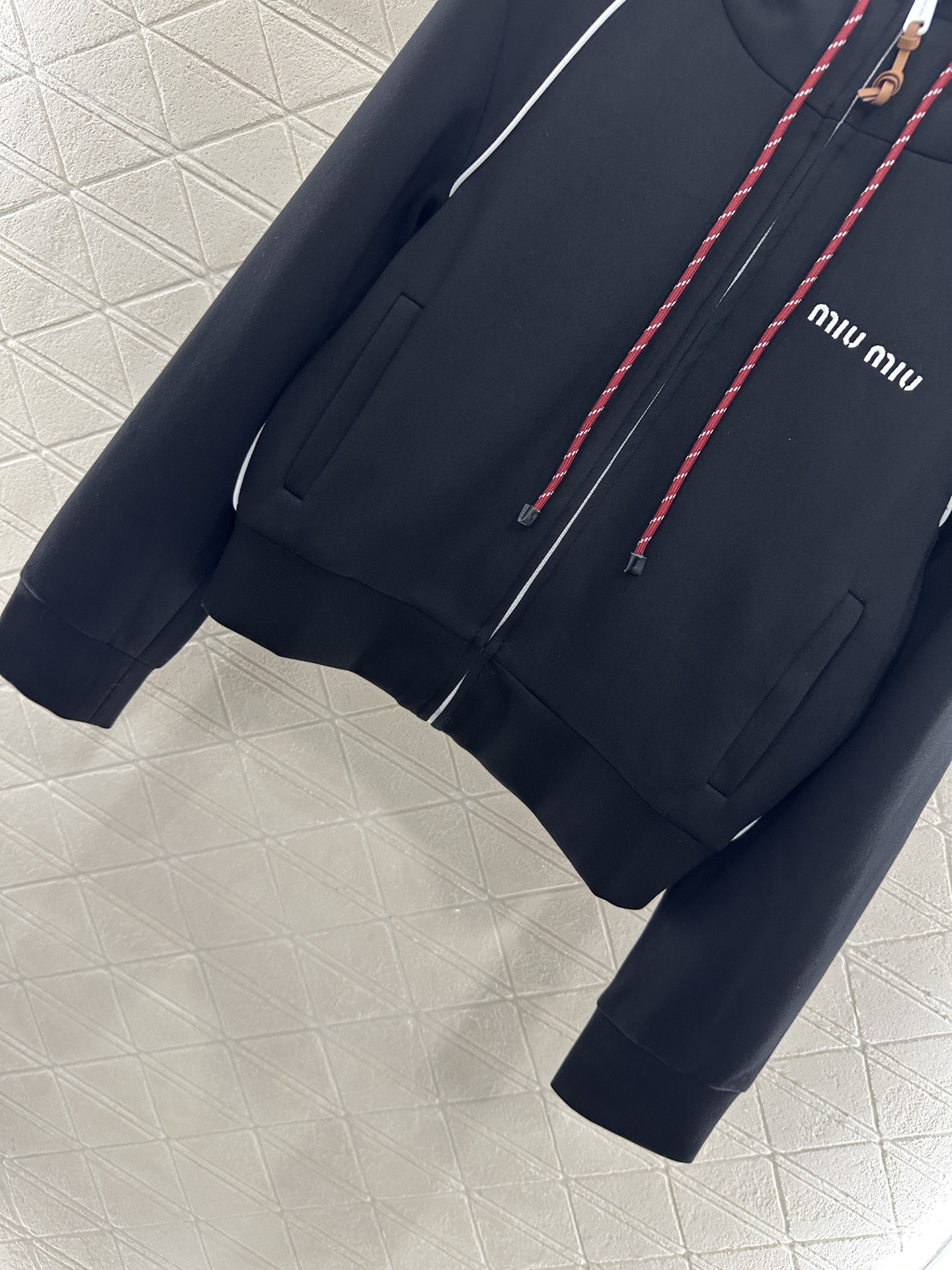 ♥Miumi*♥2025新品上架 连帽外套短裙套装定制YB进口人棉材质，舒适透气 挺括有型，连帽拉链外套