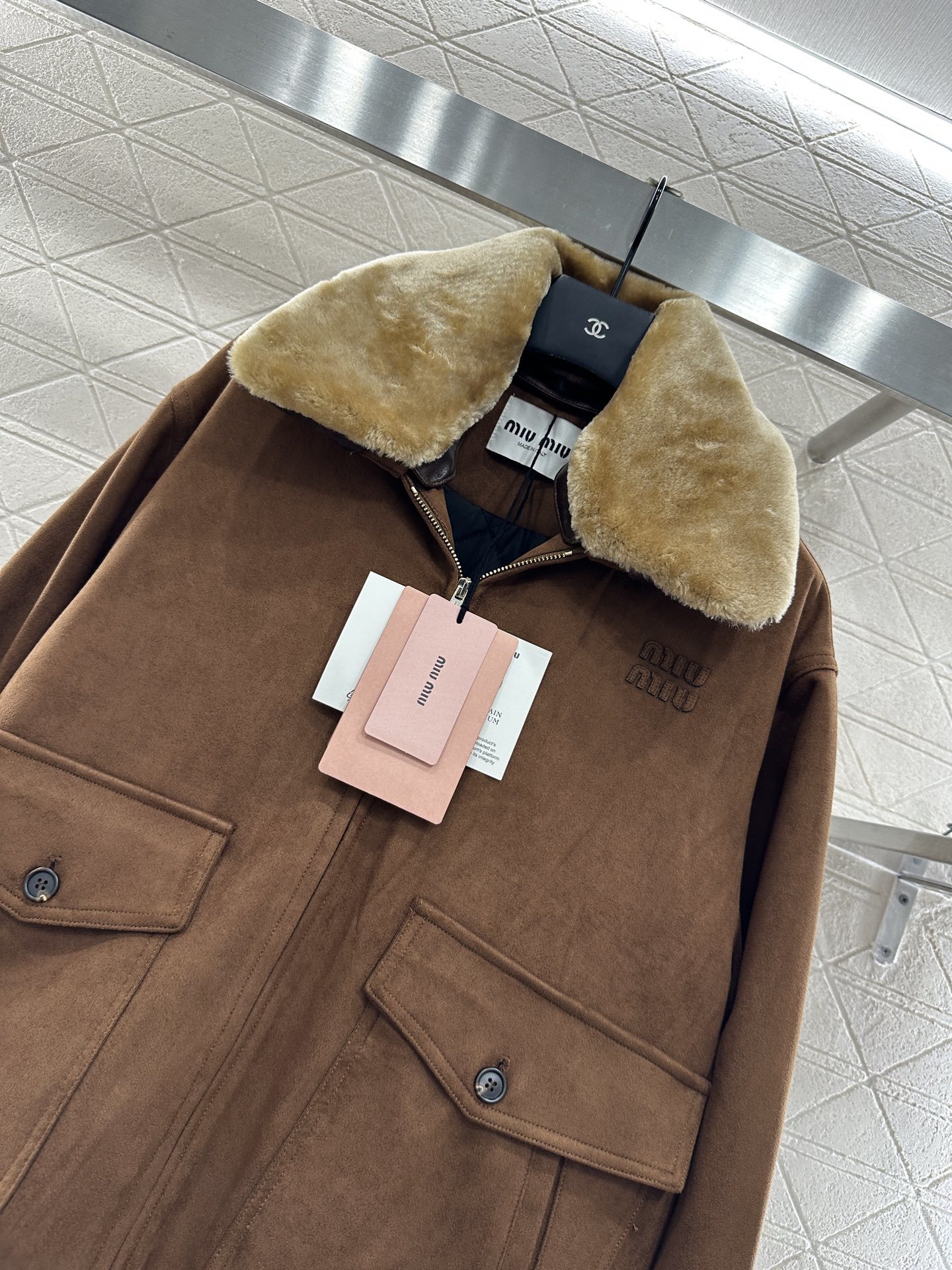 ♥Miumi*♥2025新品上架 可拆卸毛领棉服外套定制YB羊皮革材质 工艺处理,呈现磨毛视觉体验,内里