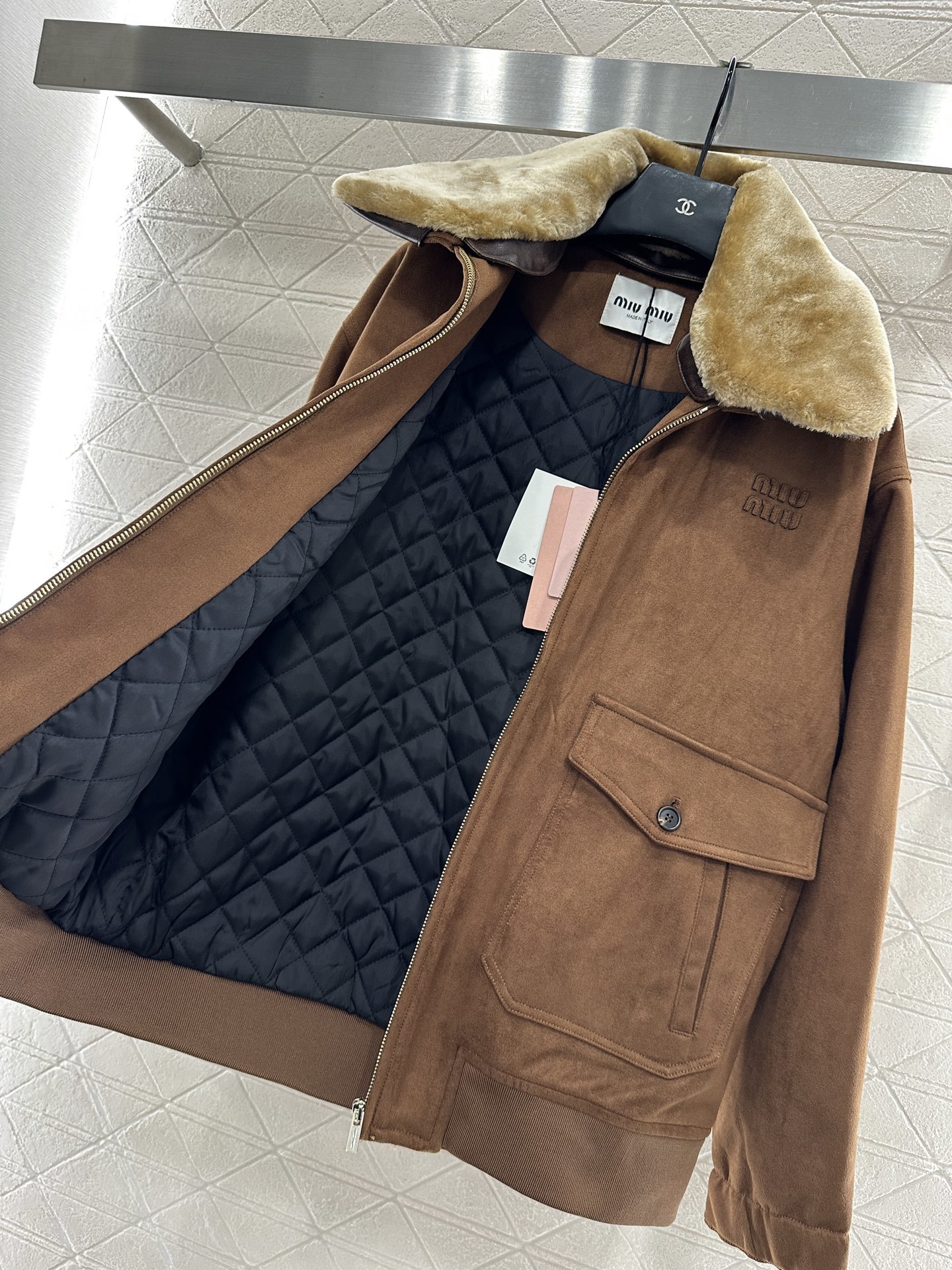 ♥Miumi*♥2025新品上架 可拆卸毛领棉服外套定制YB羊皮革材质 工艺处理,呈现磨毛视觉体验,内里