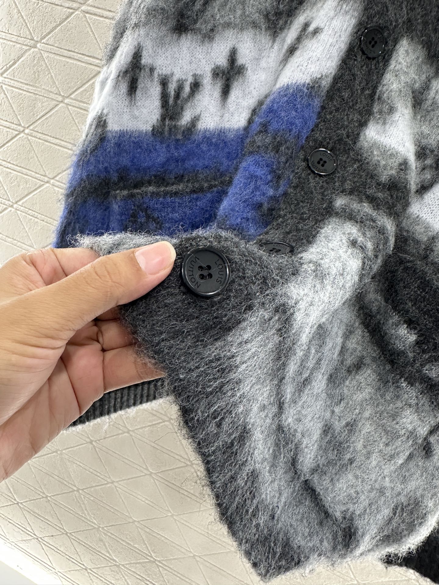 ♥Louis vuitto*♥2025新品上架 提花撞色马海毛开衫定制YB进口马海毛材质，质感高级，穿搭