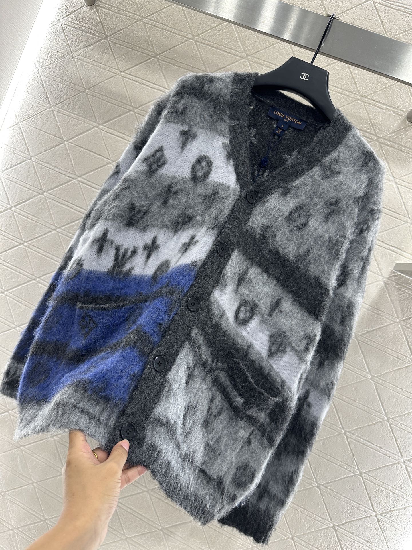 ♥Louis vuitto*♥2025新品上架 提花撞色马海毛开衫定制YB进口马海毛材质，质感高级，穿搭