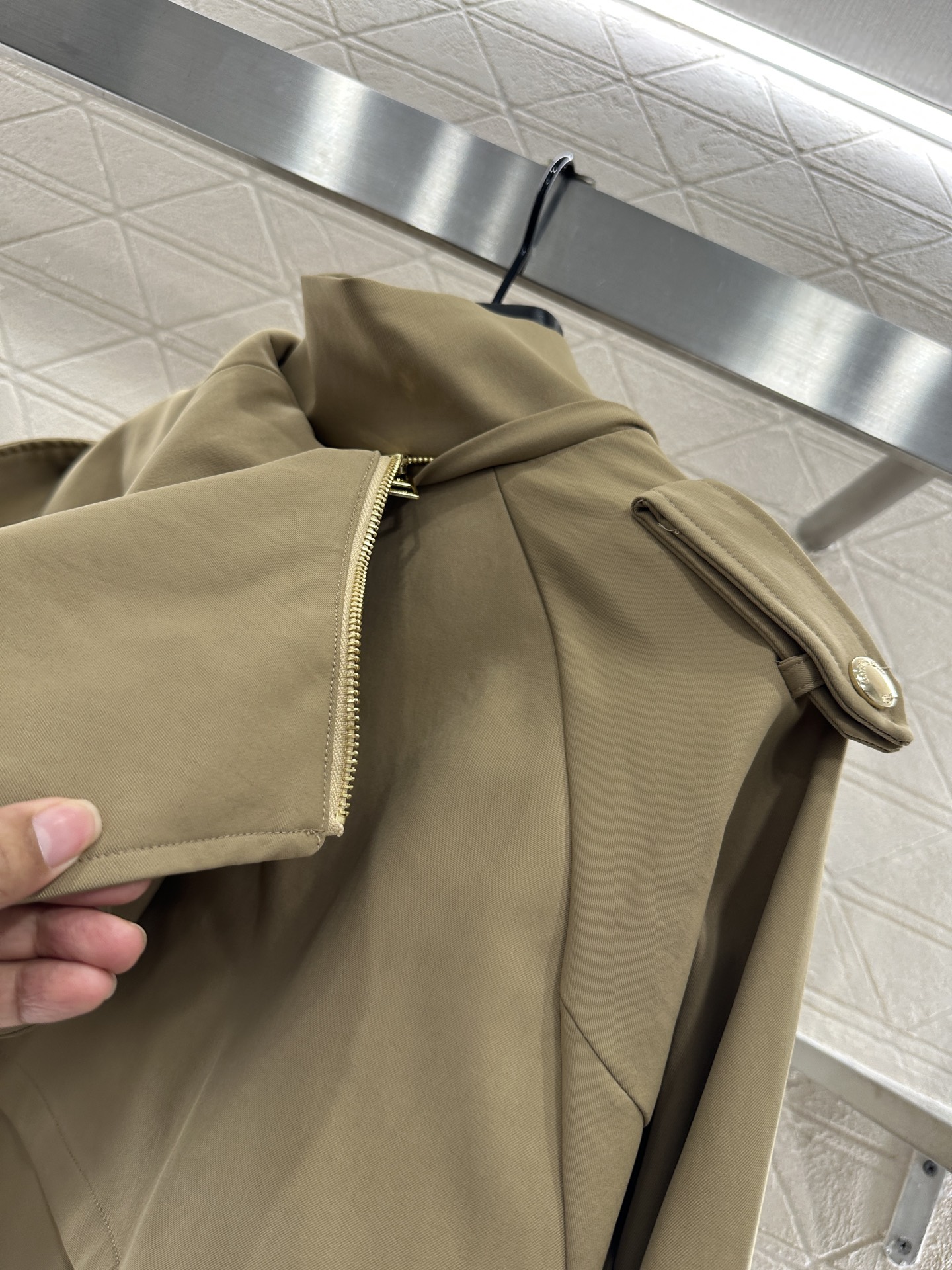 ♥Dio*♥2025新品上架 可拆卸连帽风衣外套定制YB进口防风防污风衣材质，呈现挺阔有型穿搭风格，连帽