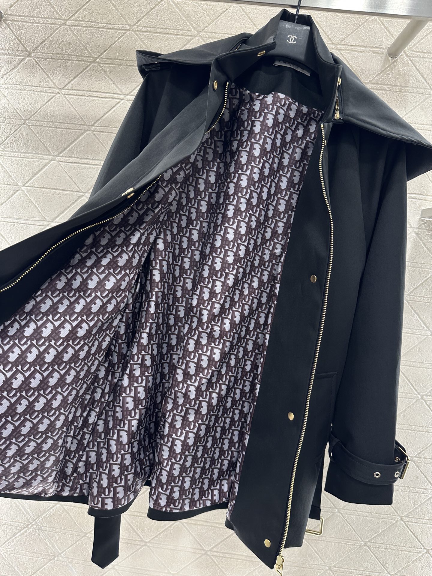 ♥Dio*♥2025新品上架 可拆卸连帽风衣外套定制YB进口防风防污风衣材质，呈现挺阔有型穿搭风格，连帽